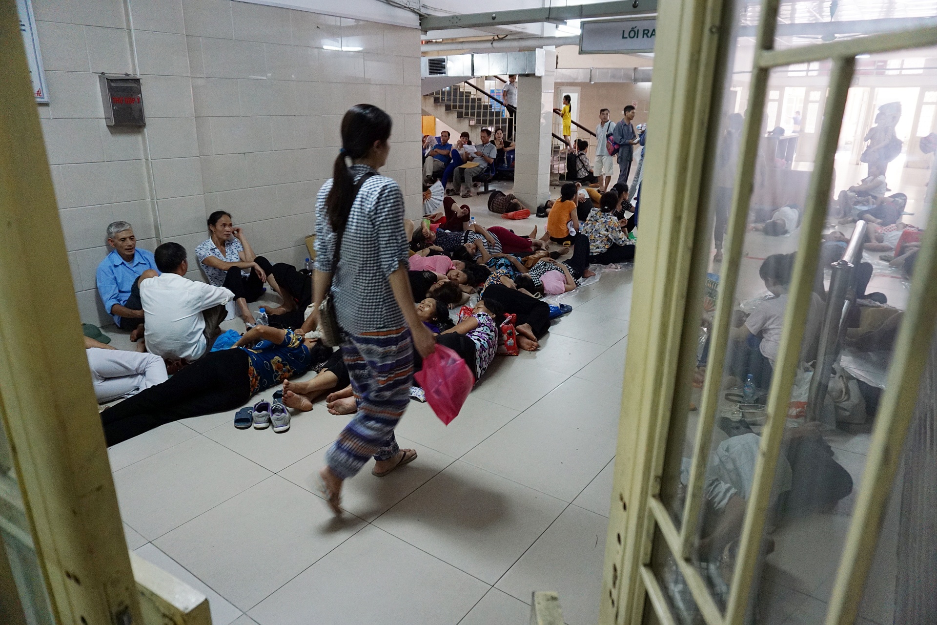 Nam la liet hanh lang benh vien ngay nang nong 39 anh 15