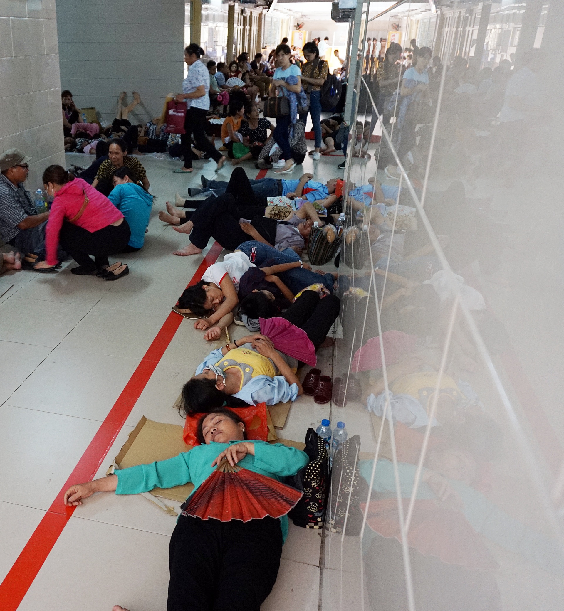 Nam la liet hanh lang benh vien ngay nang nong 39 anh 2