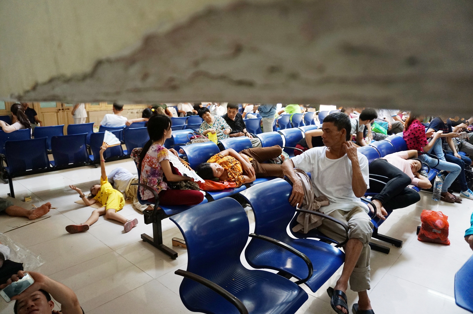 Nam la liet hanh lang benh vien ngay nang nong 39 anh 4