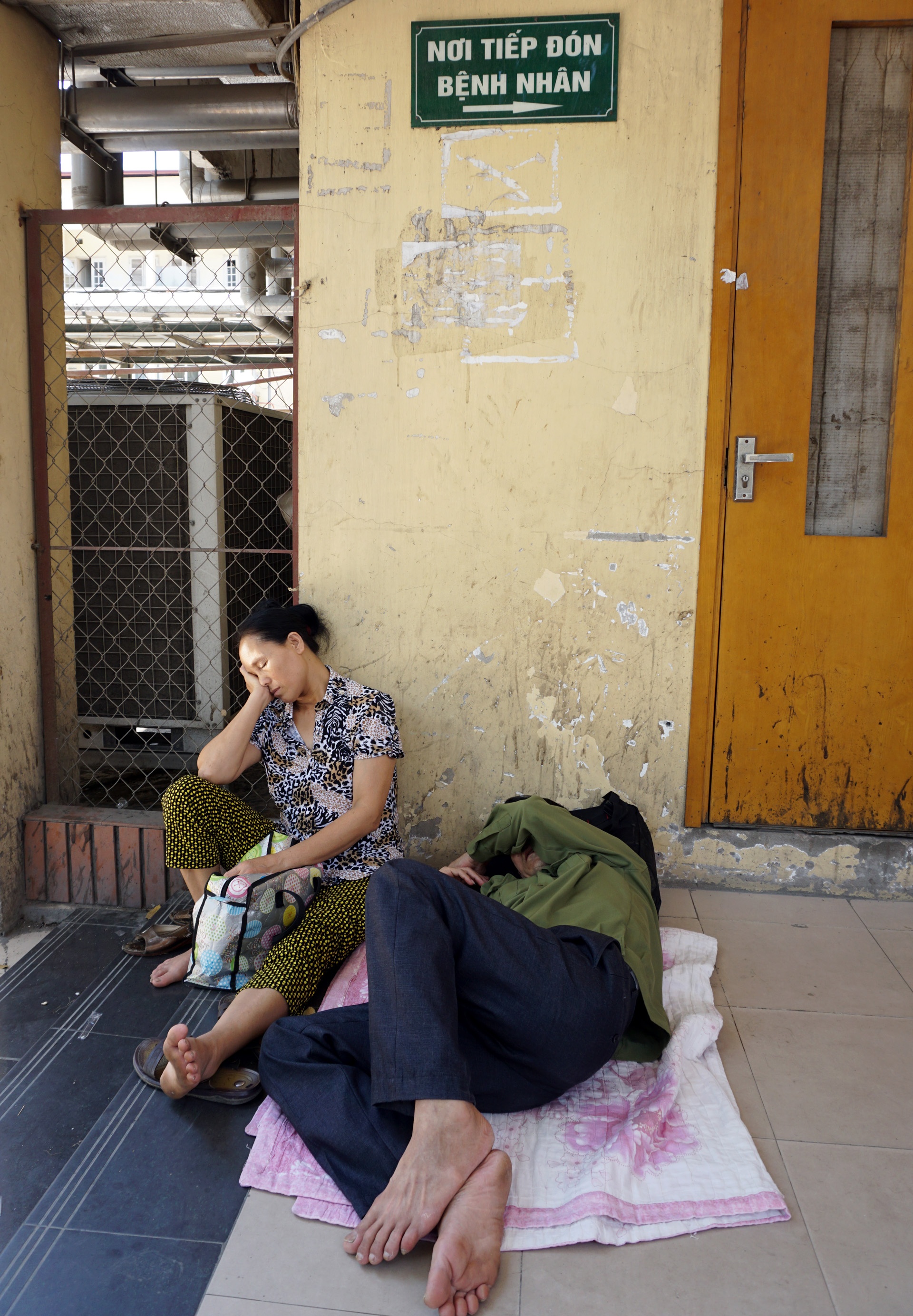 Nam la liet hanh lang benh vien ngay nang nong 39 anh 5