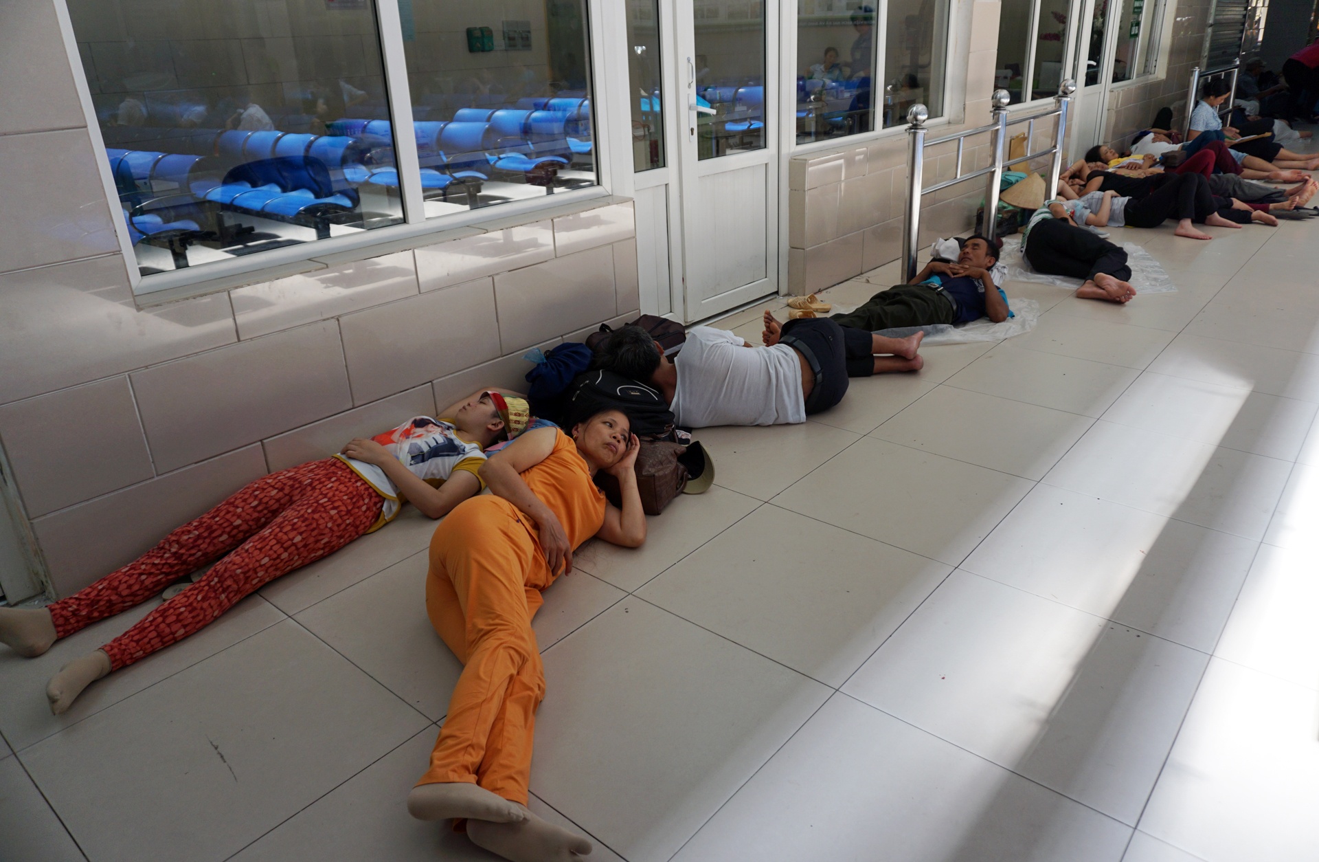 Nam la liet hanh lang benh vien ngay nang nong 39 anh 7