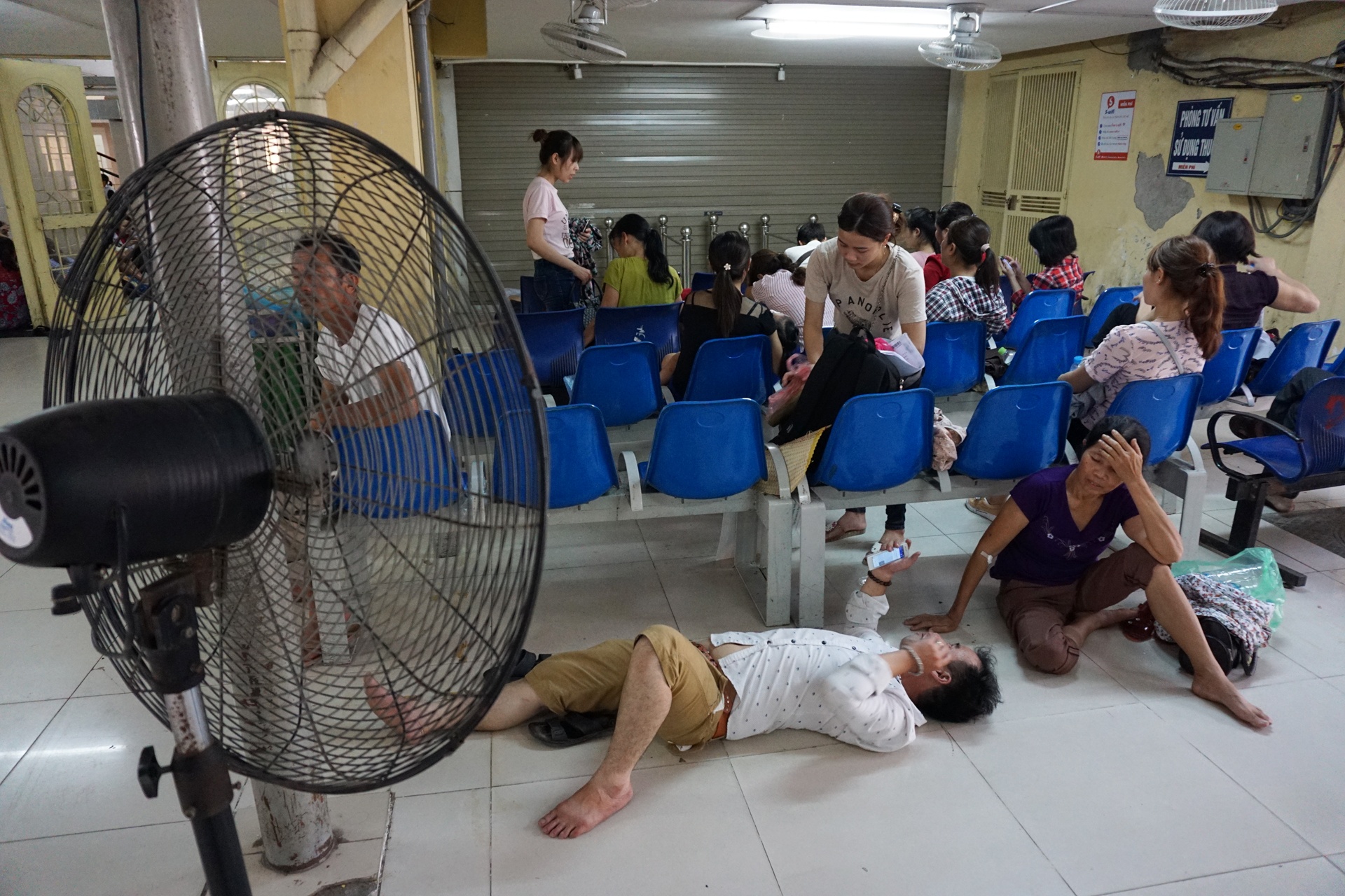 Nam la liet hanh lang benh vien ngay nang nong 39 anh 8