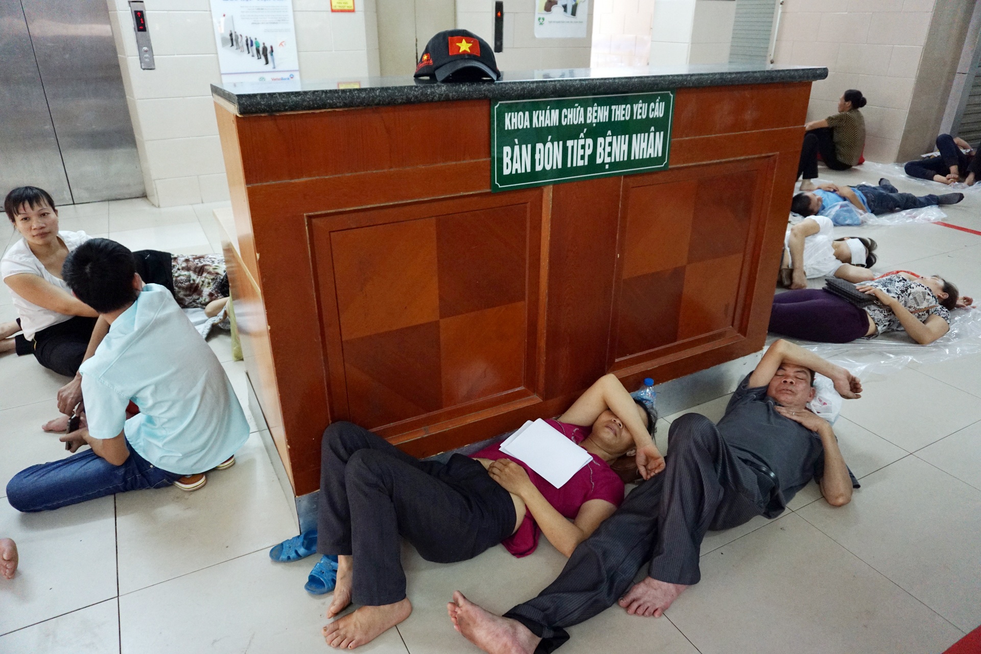 Hanh lang benh vien kin nguoi trua nang 39 do C hinh anh