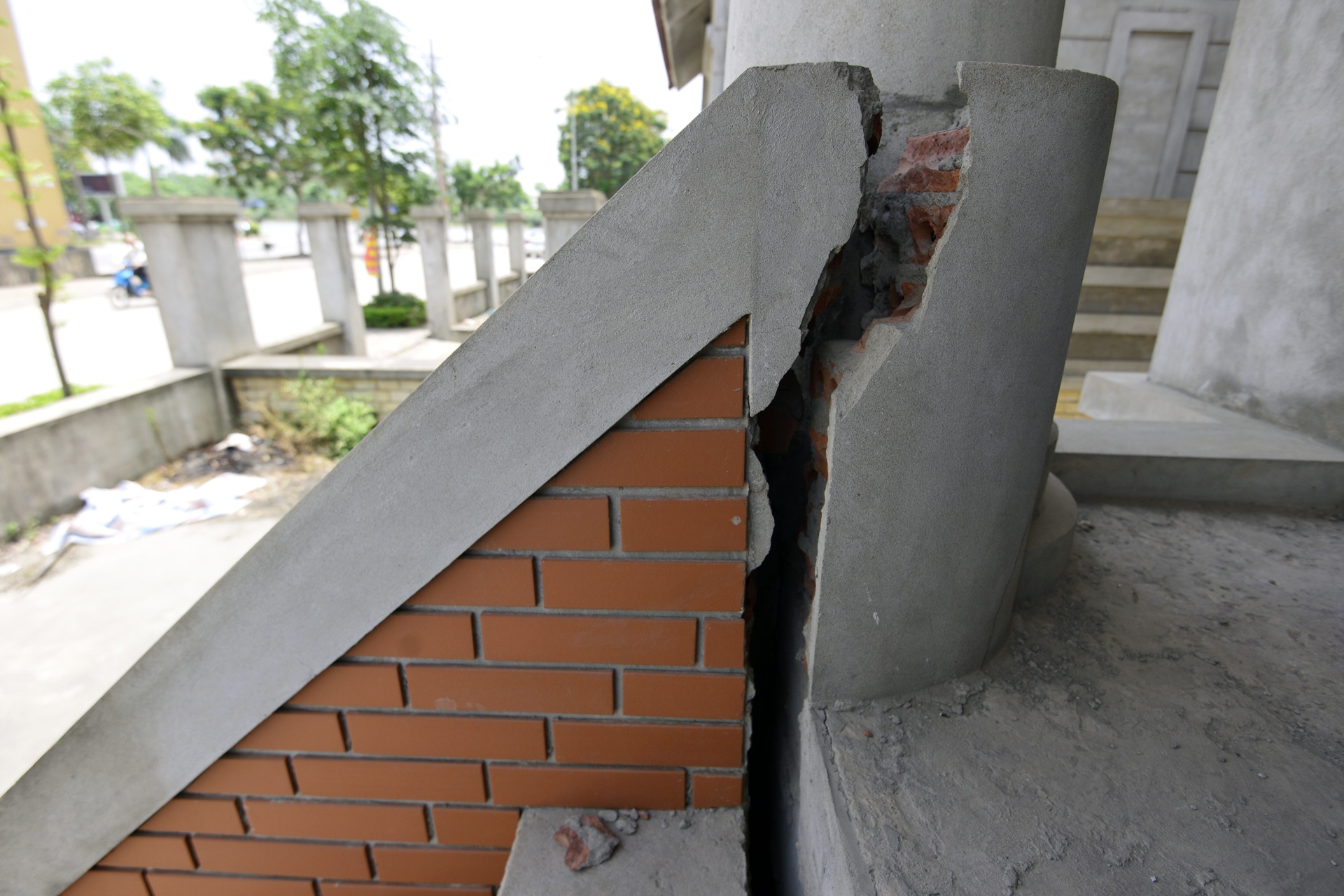 Khu biet thu nut toac, hu hong du chua kip su dung hinh anh