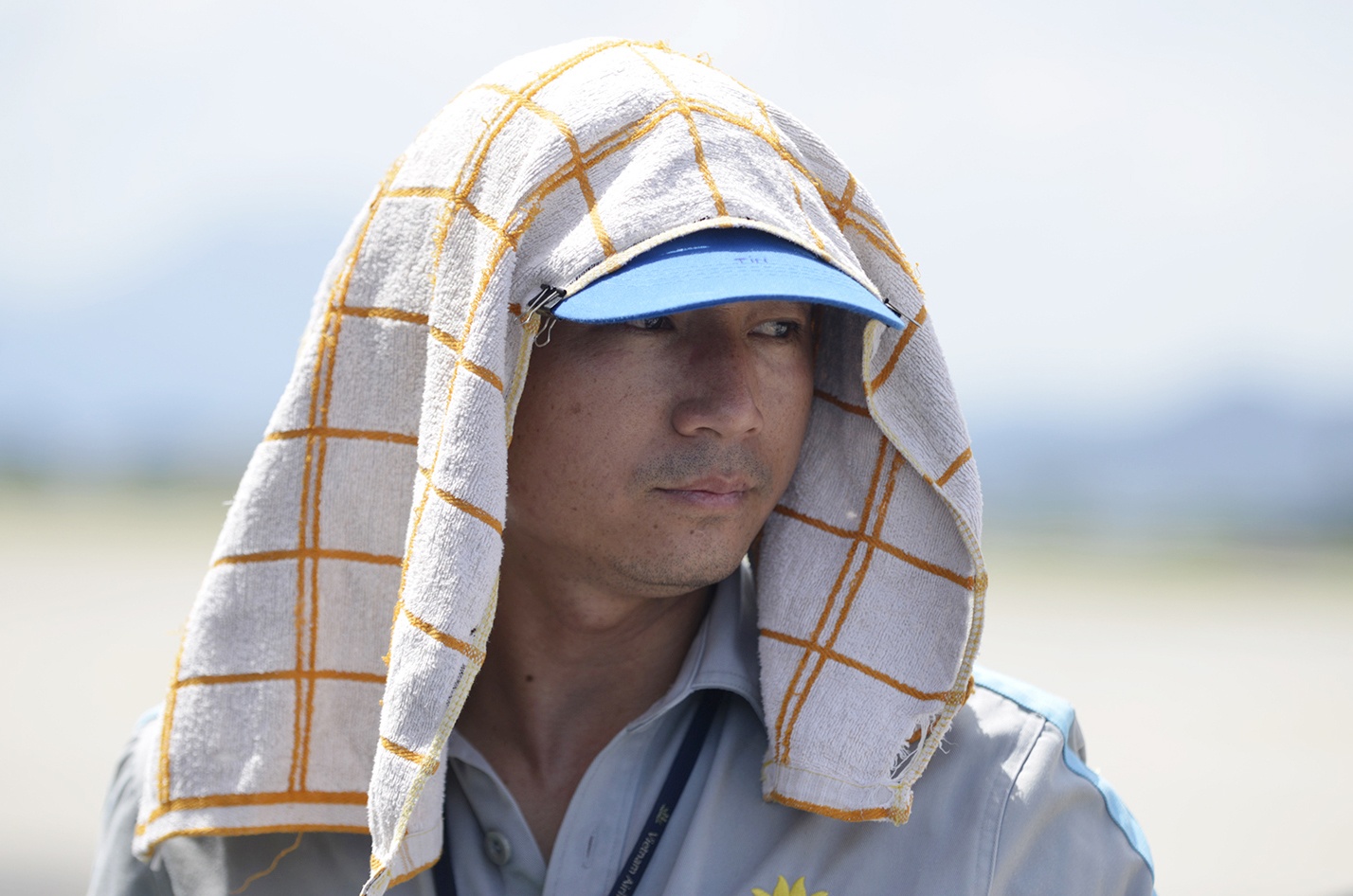 Nhan vien san bay trum khan lam khi thoi tiet tren 40 do C hinh anh