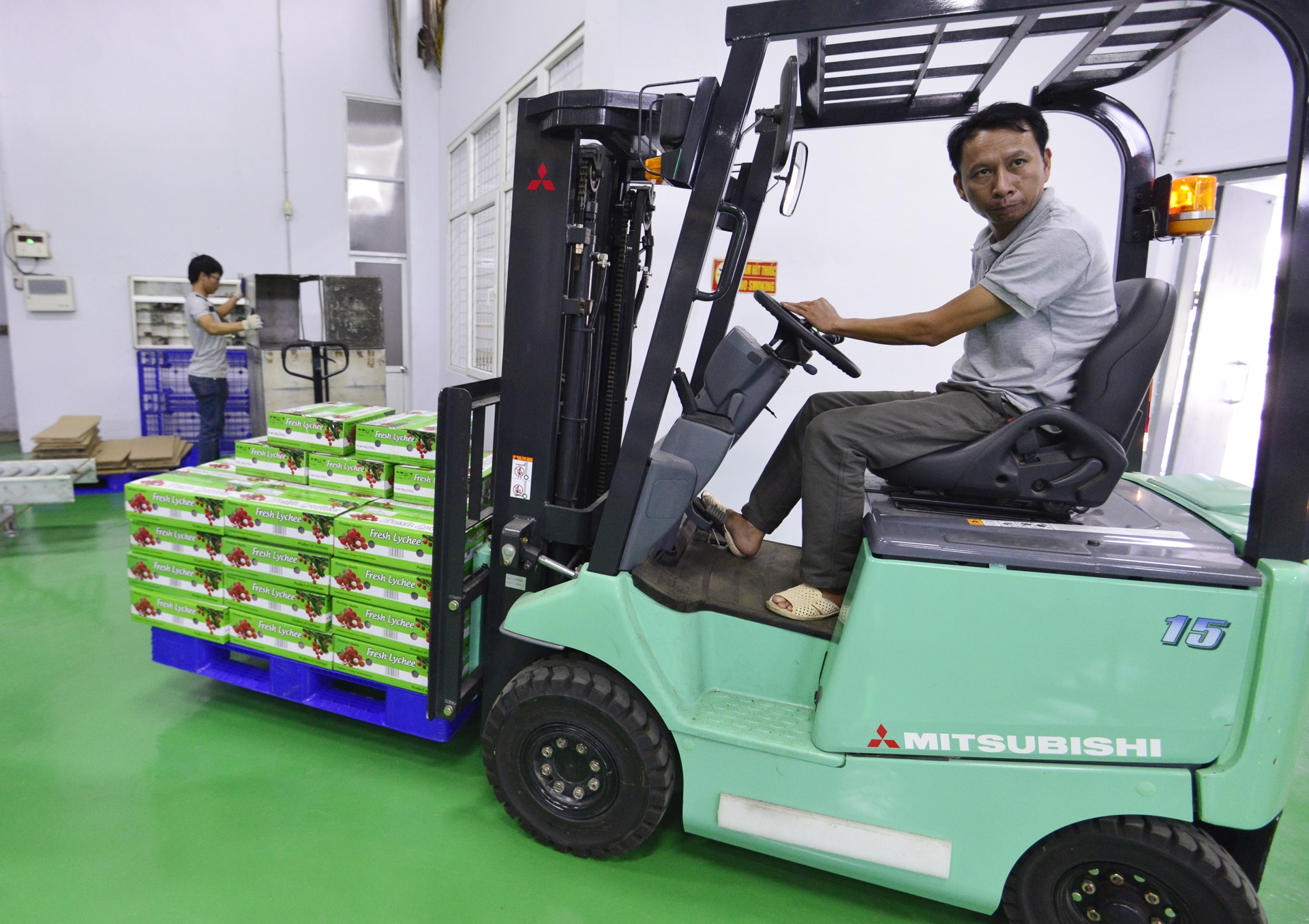 Ben trong day chuyen xuat khau vai thieu di Uc anh 13