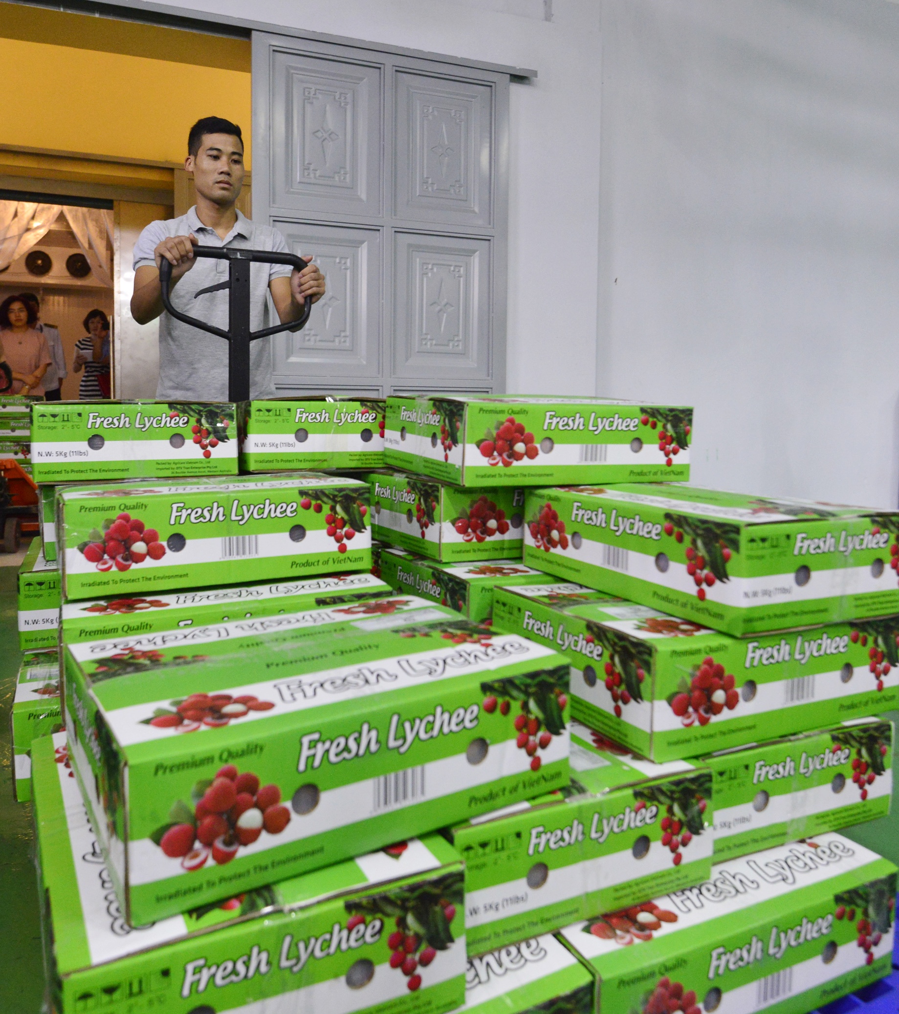 Ben trong day chuyen xuat khau vai thieu di Uc anh 4