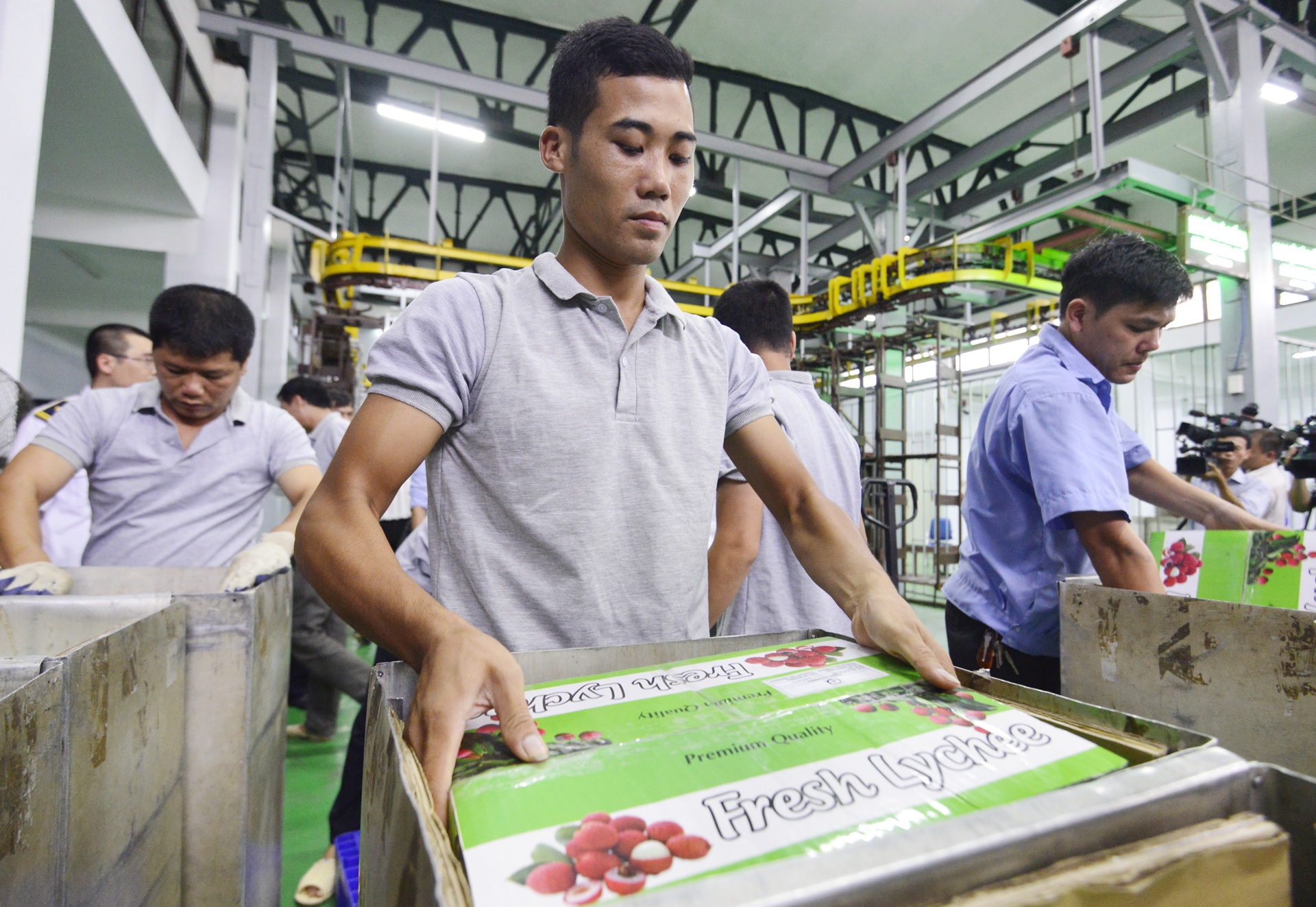 Ben trong day chuyen xuat khau vai thieu di Uc anh 5