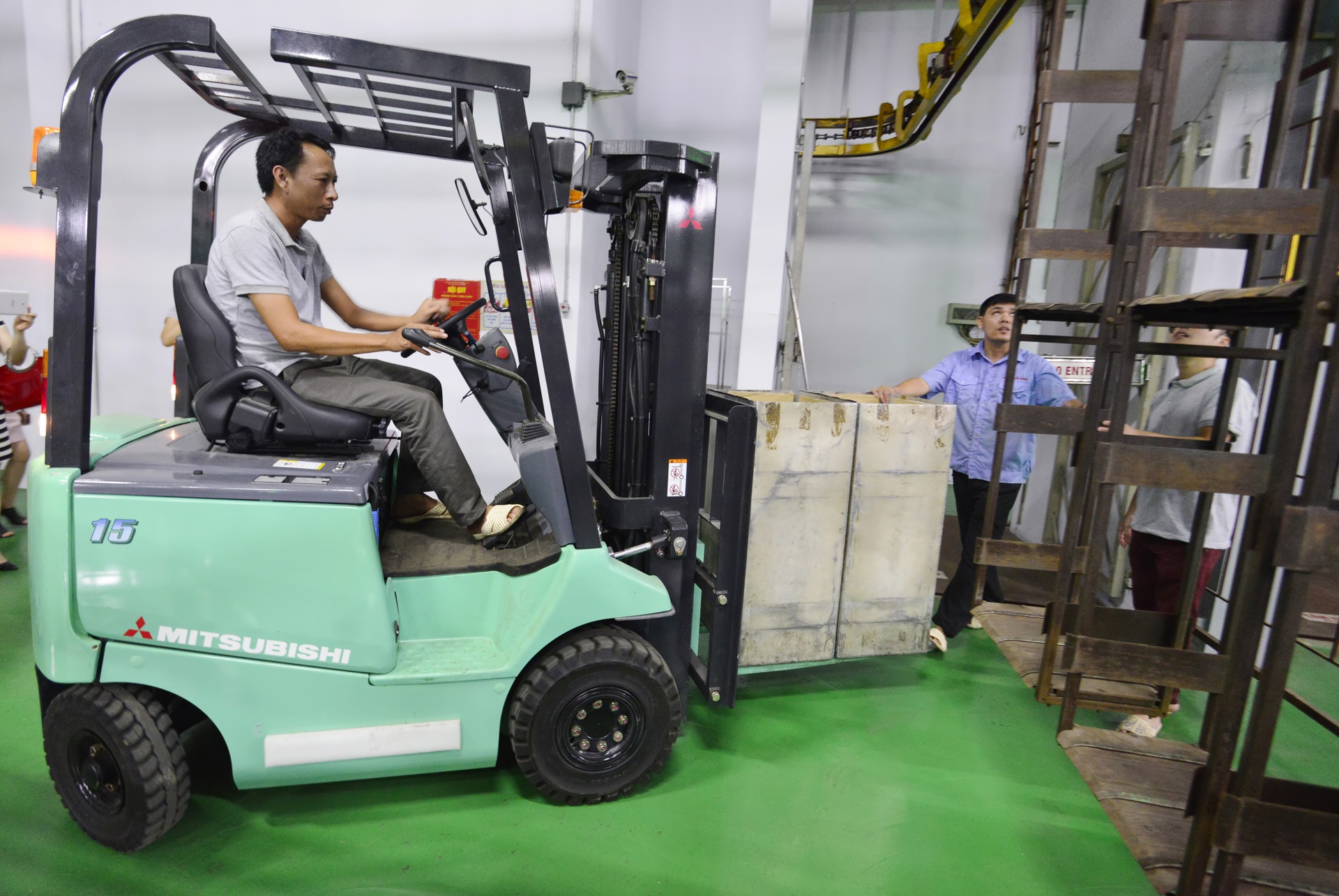 Ben trong day chuyen xuat khau vai thieu di Uc anh 6