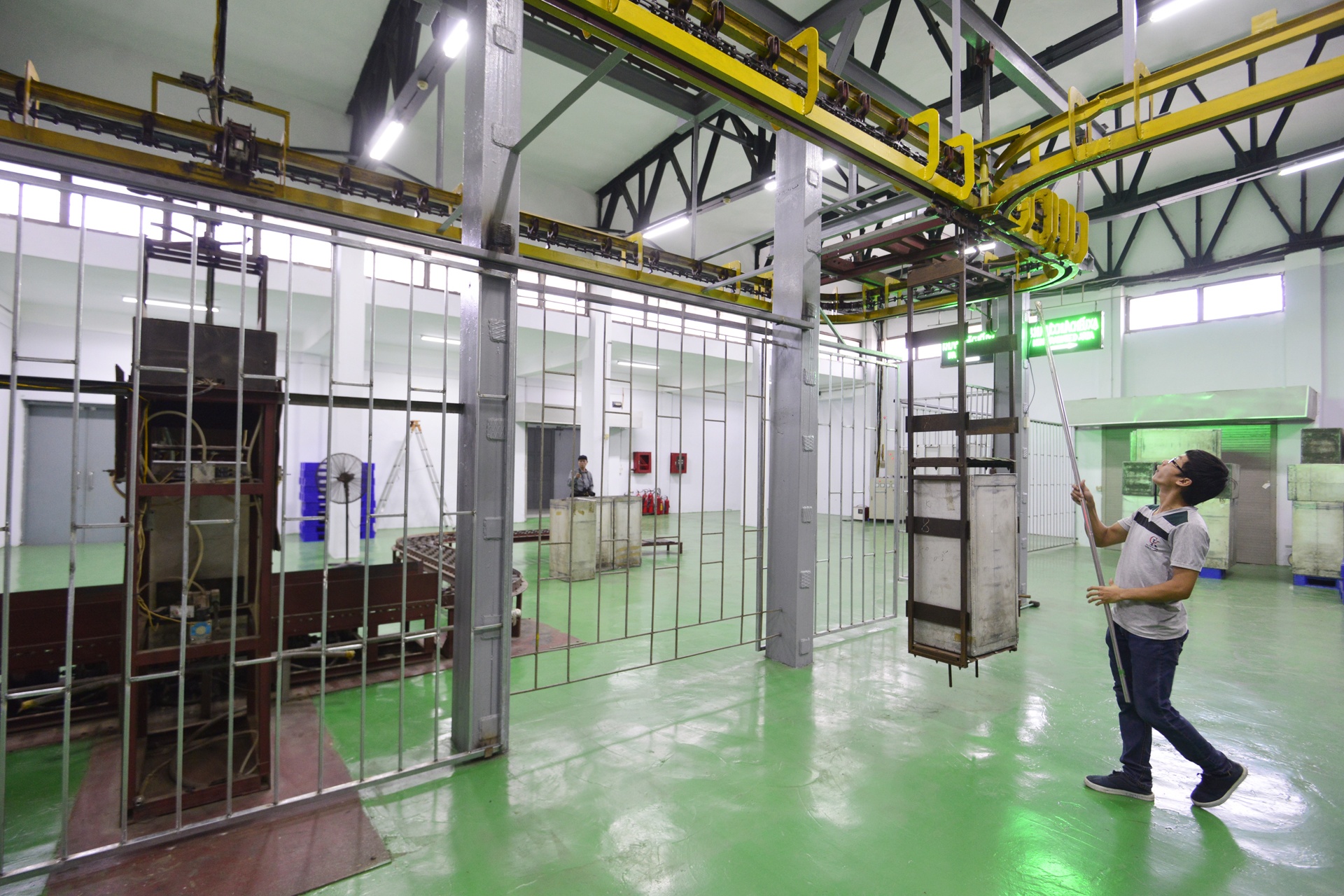 Ben trong day chuyen xuat khau vai thieu di Uc anh 7