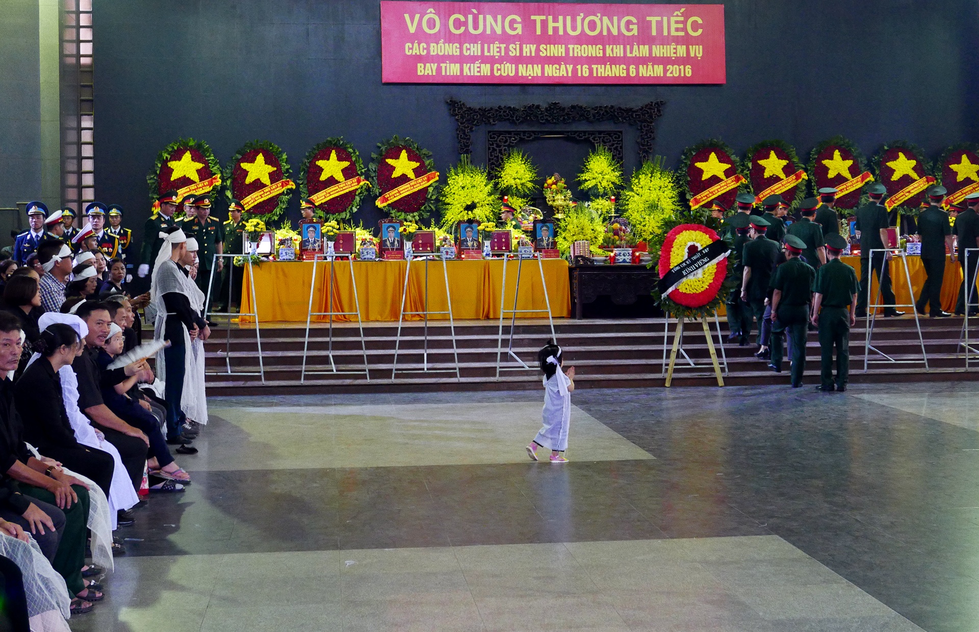 Nhung hinh anh xuc dong trong le tang 9 chien si anh 1