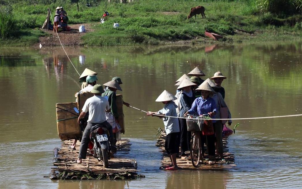 Chen chuc vuot song sau bang be tu che hinh anh