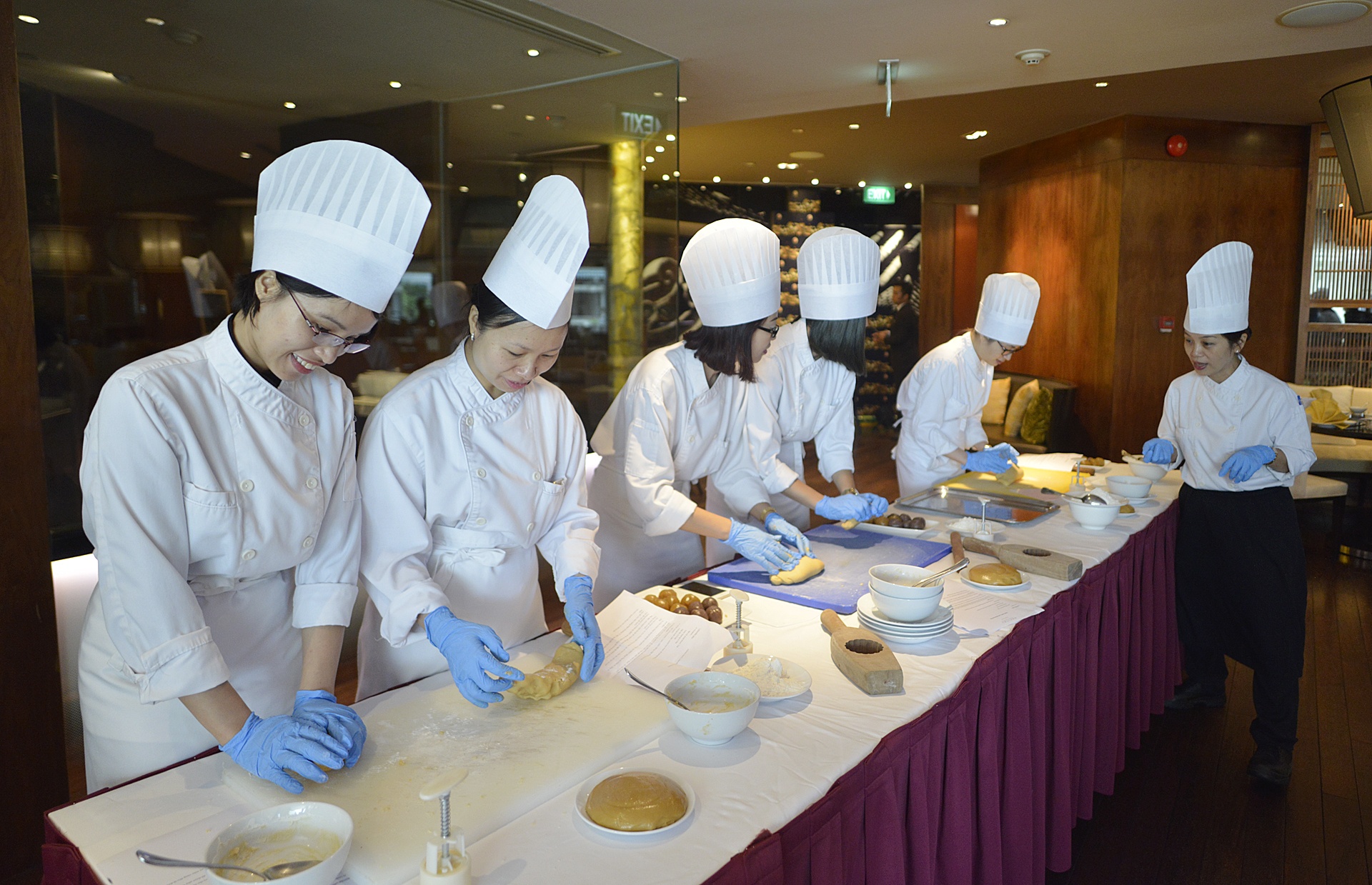 Quy trinh lam banh trung thu tai khach san 5 sao anh 1