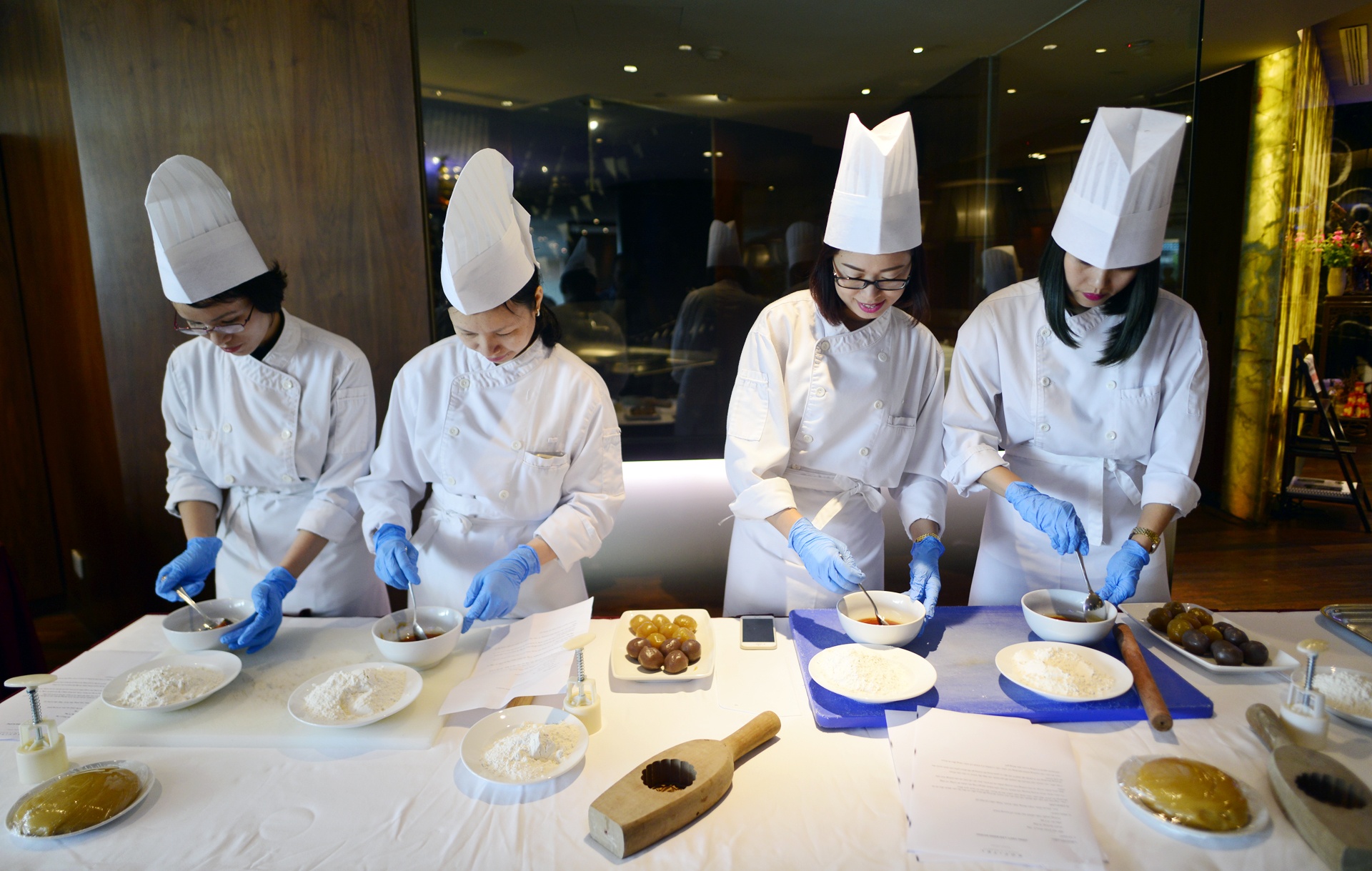 Quy trinh lam banh trung thu tai khach san 5 sao anh 5