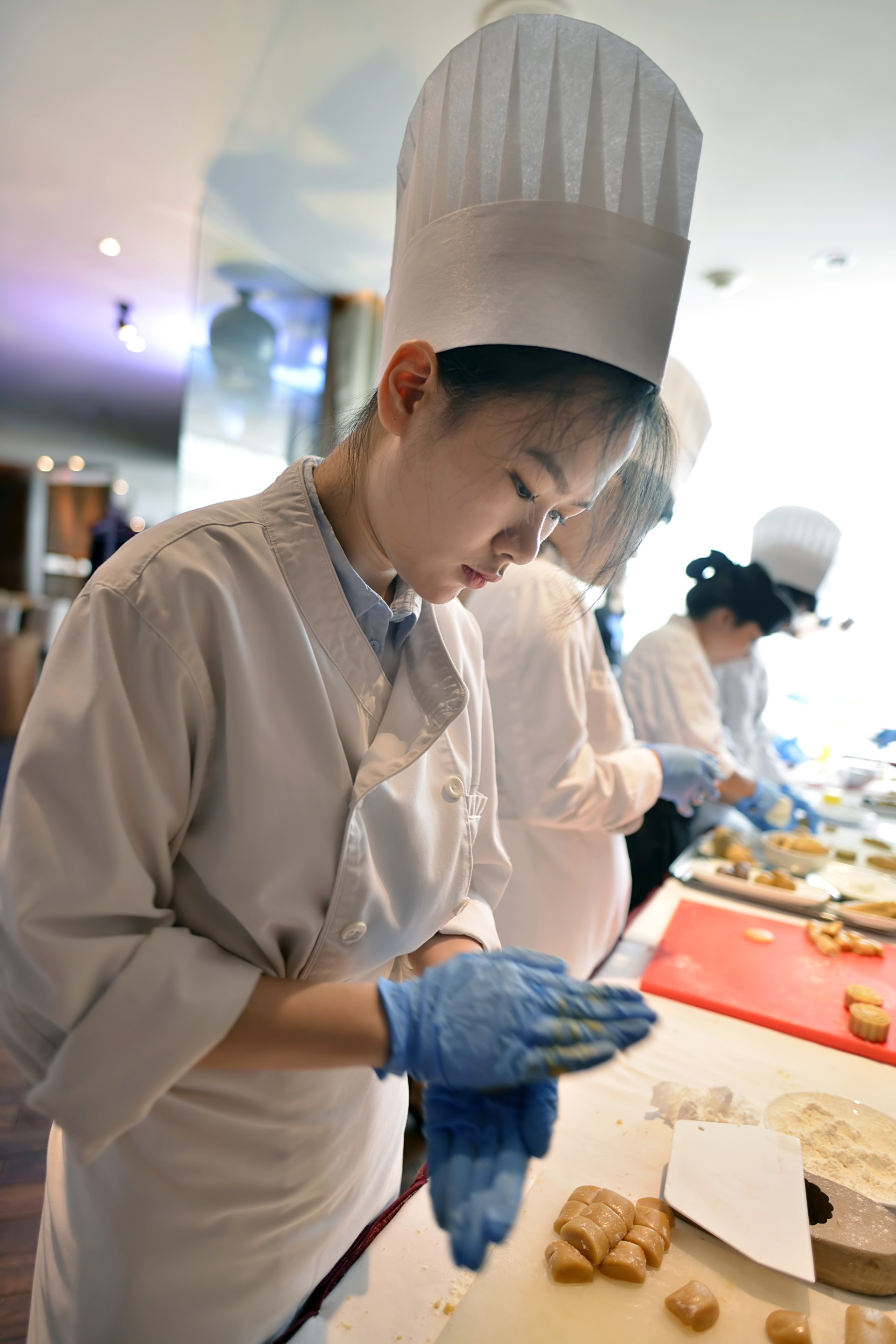 Quy trinh lam banh trung thu tai khach san 5 sao anh 8