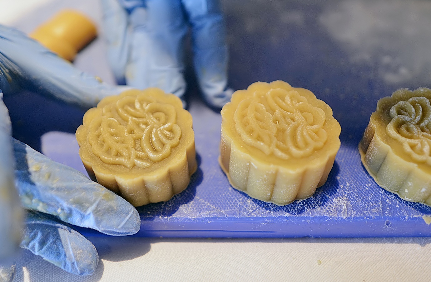 Ben trong lo san xuat banh Trung thu 5 sao hinh anh