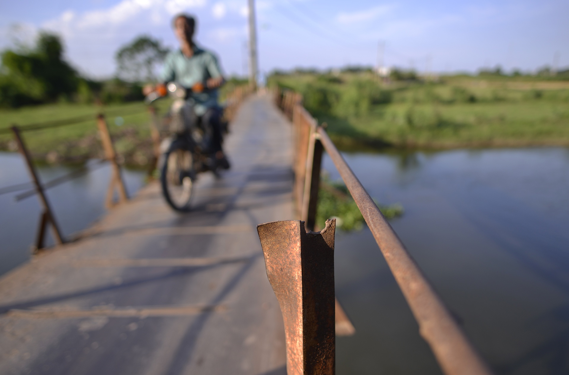Nguoi dan lieu minh qua cay cau sap sap o Ha Noi anh 10
