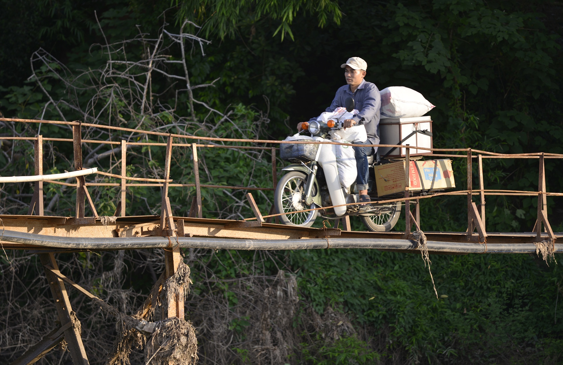 Nguoi dan lieu minh qua cay cau sap sap o Ha Noi anh 11