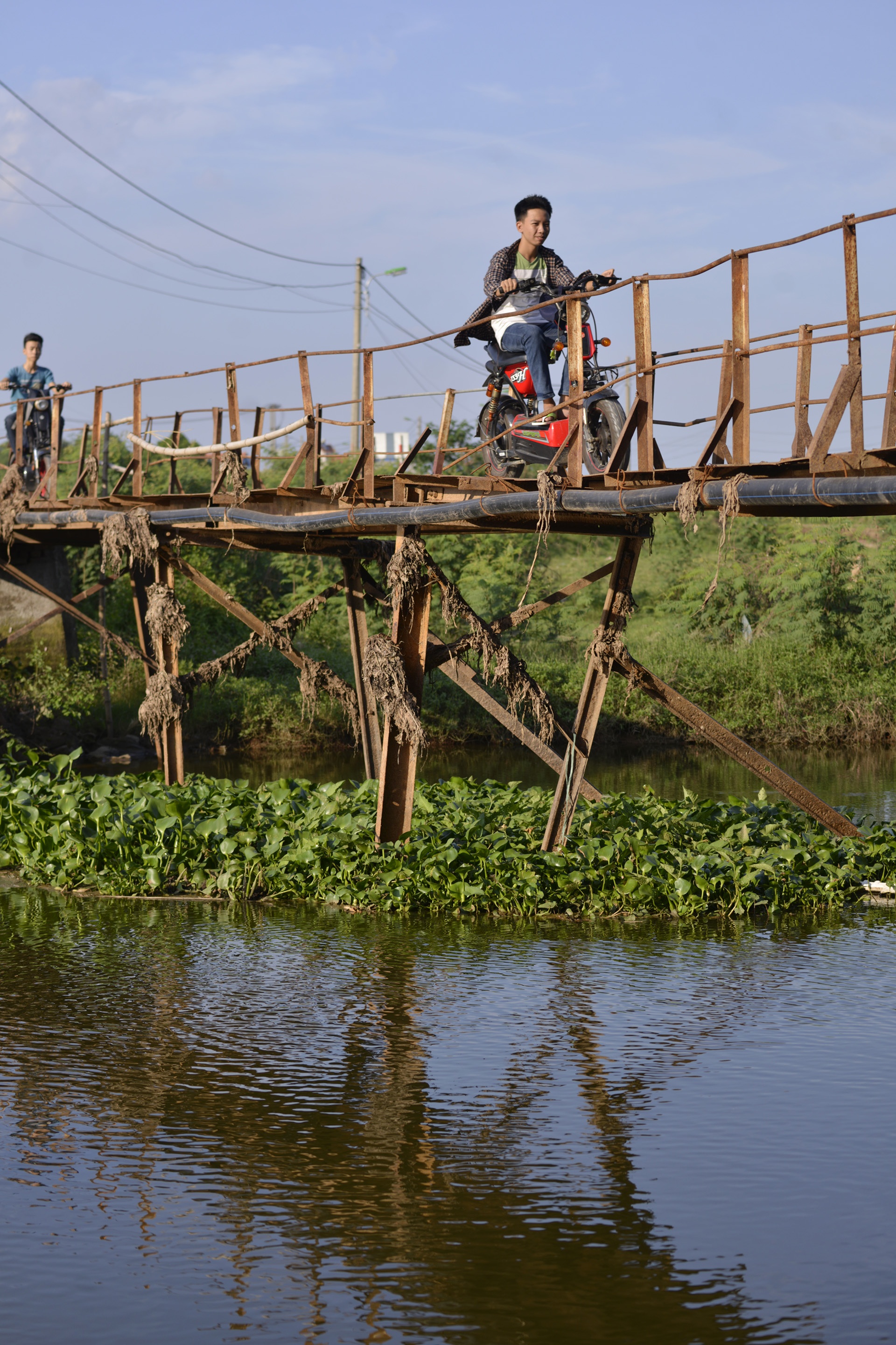 Nguoi dan lieu minh qua cay cau sap sap o Ha Noi anh 3