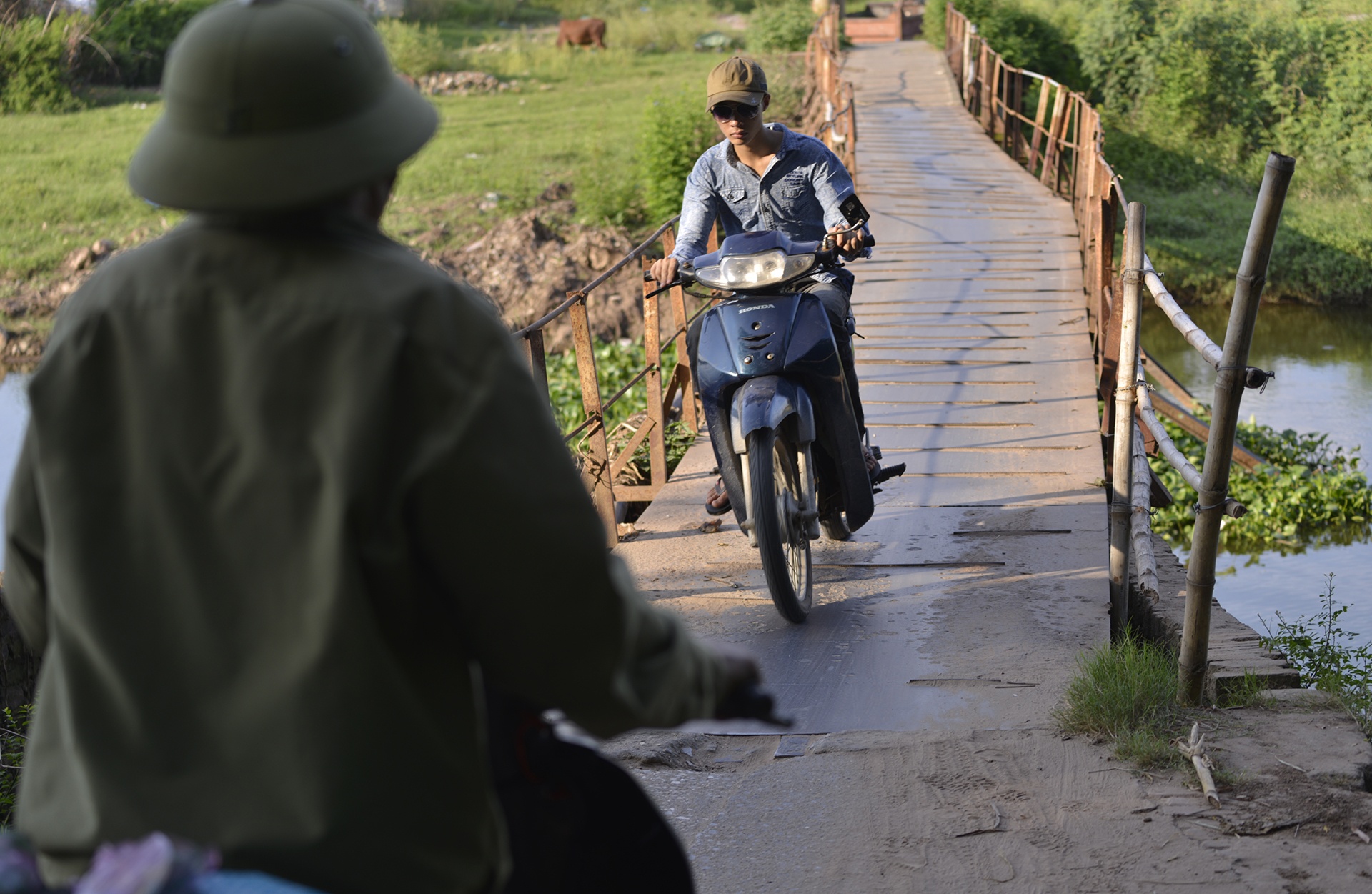 Nguoi dan lieu minh qua cay cau sap sap o Ha Noi anh 8