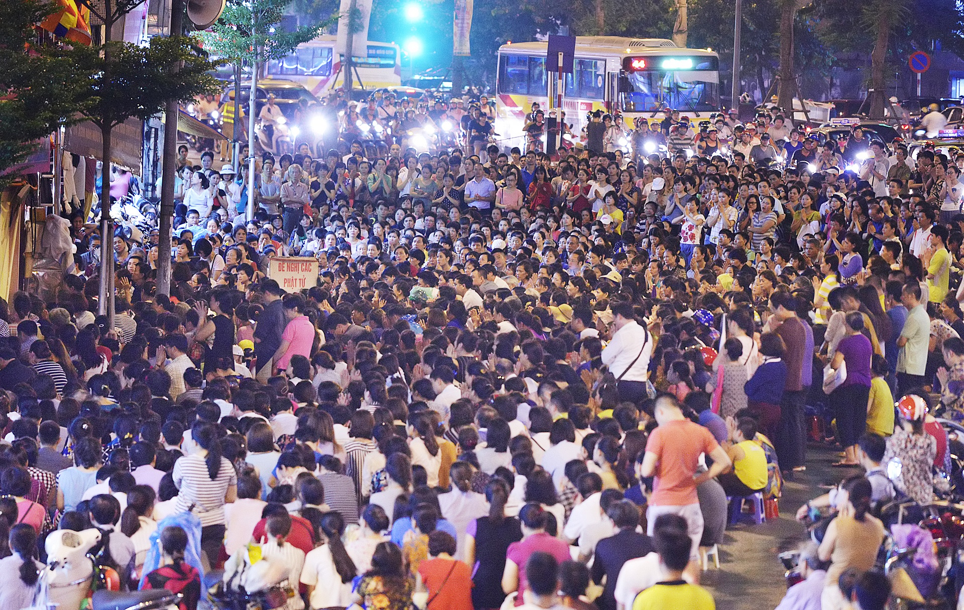 Bien nguoi doi mua du le Vu lan ngoai duong hinh anh
