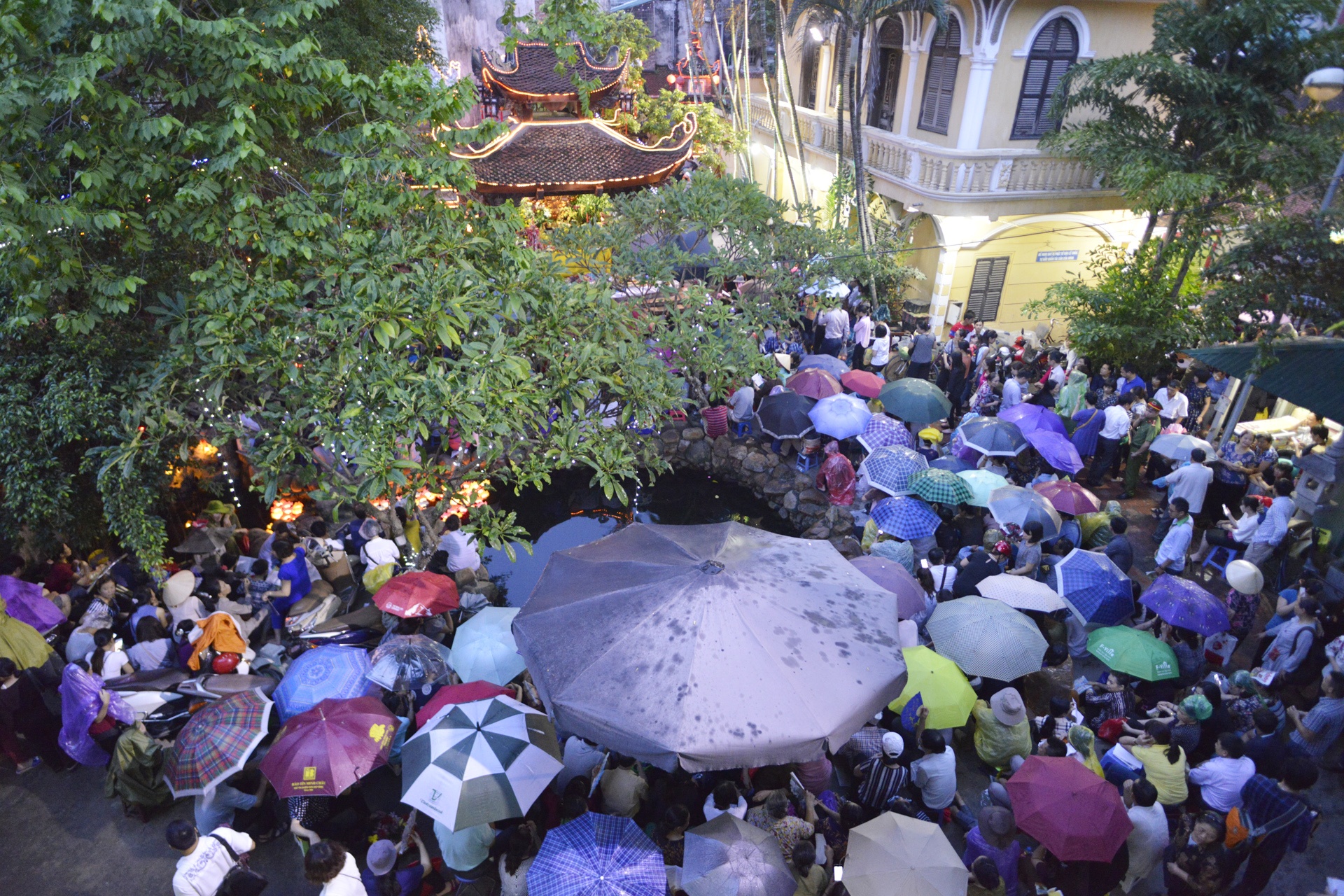 Bien nguoi doi mua du le Vu Lan anh 3