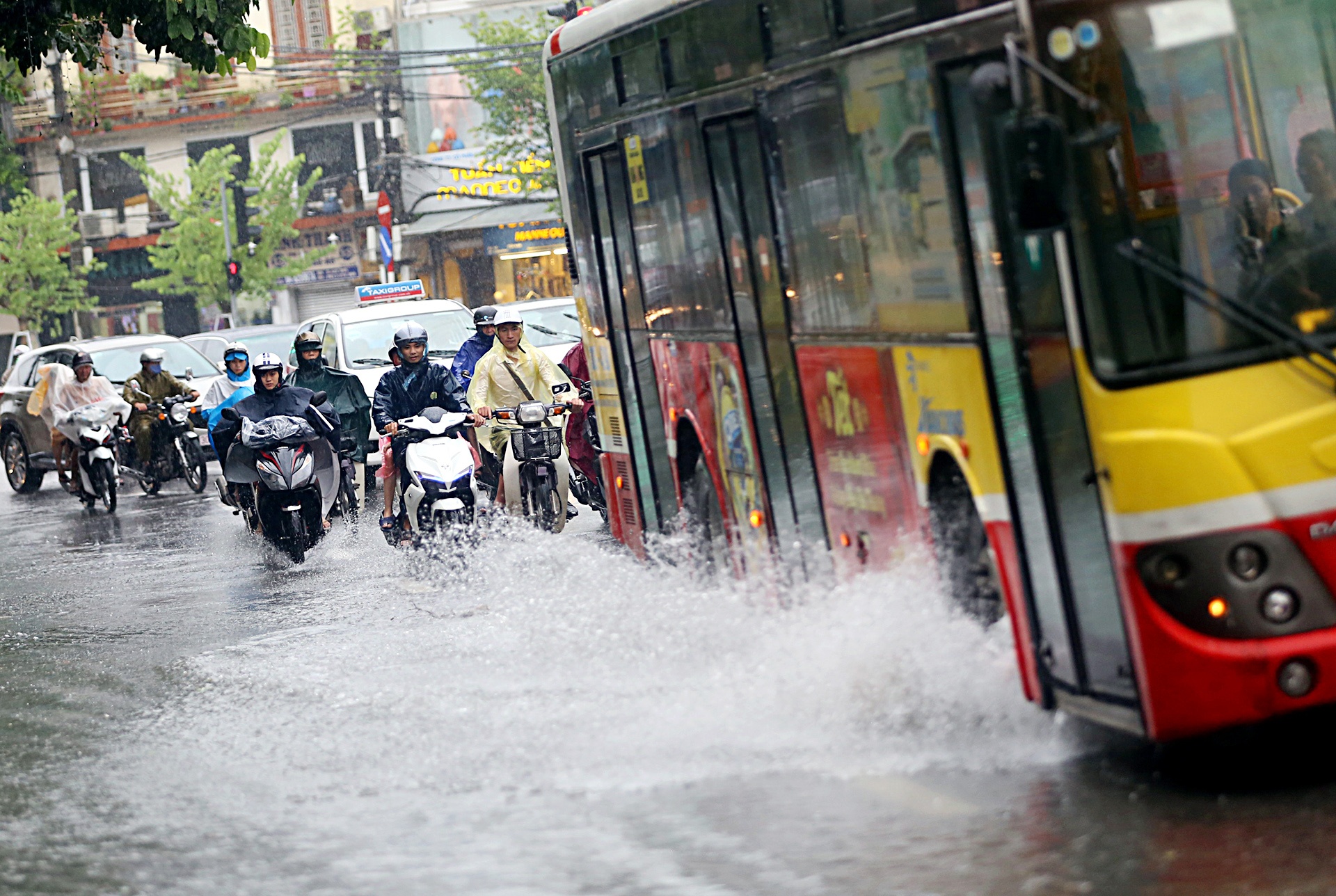 Bao so 3 anh huong den Ha Noi anh 10