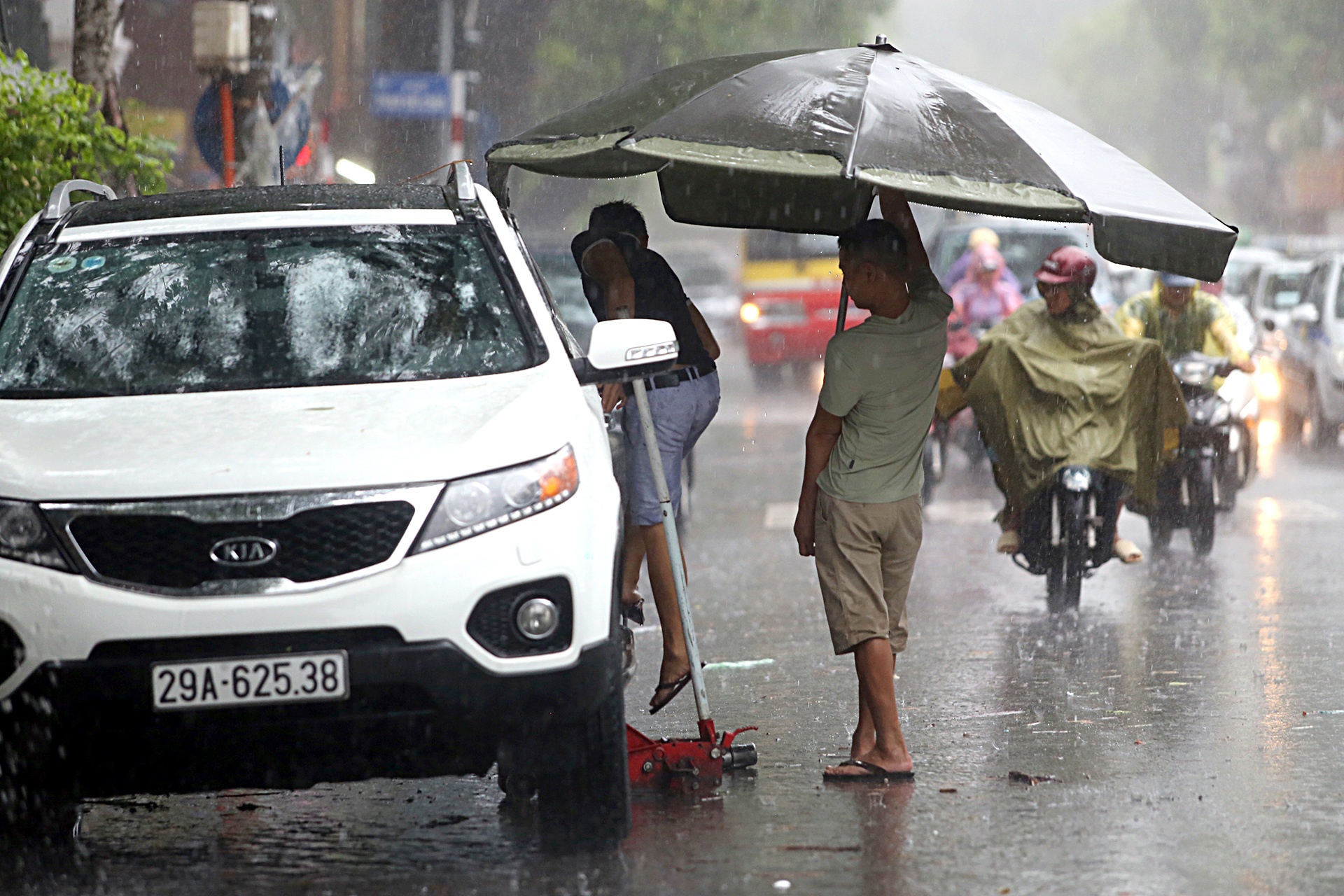 Bao so 3 anh huong den Ha Noi anh 9