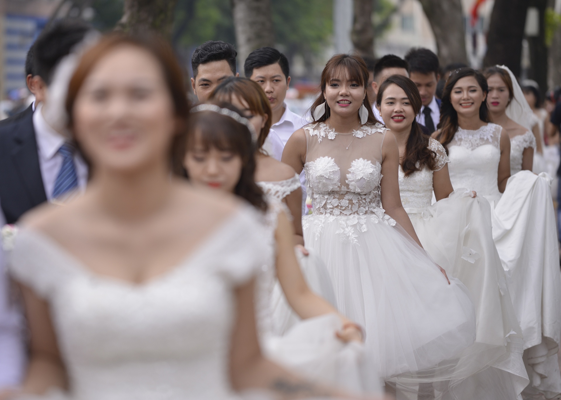 Co dau, chu re khuay dong khong khi o ho Guom ngay dep troi hinh anh