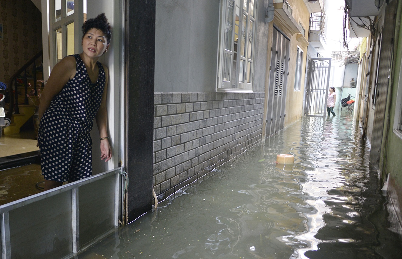 Nuoc van tran vao nha dan sau bao 6 ngay hinh anh