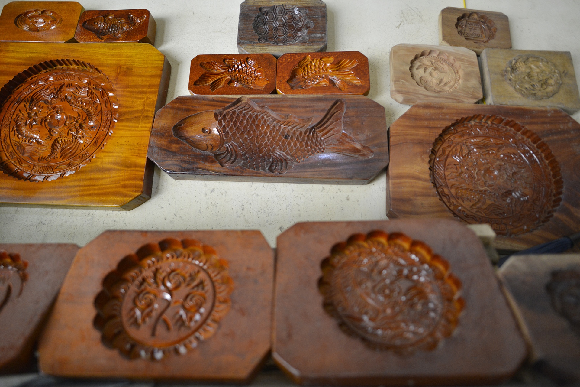 nguoi dan ong lam khuon banh trung thu anh 10