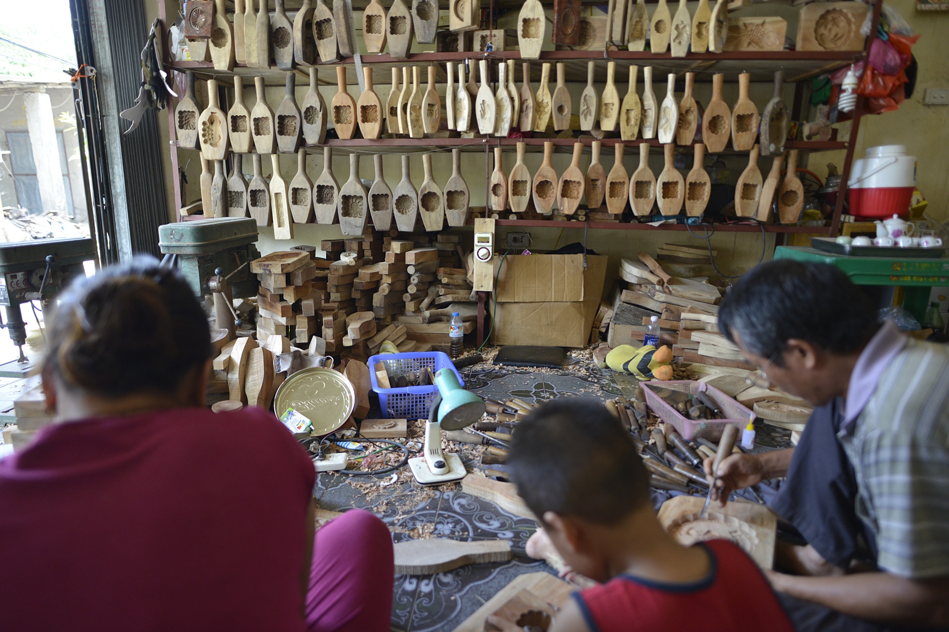 nguoi dan ong lam khuon banh trung thu anh 12