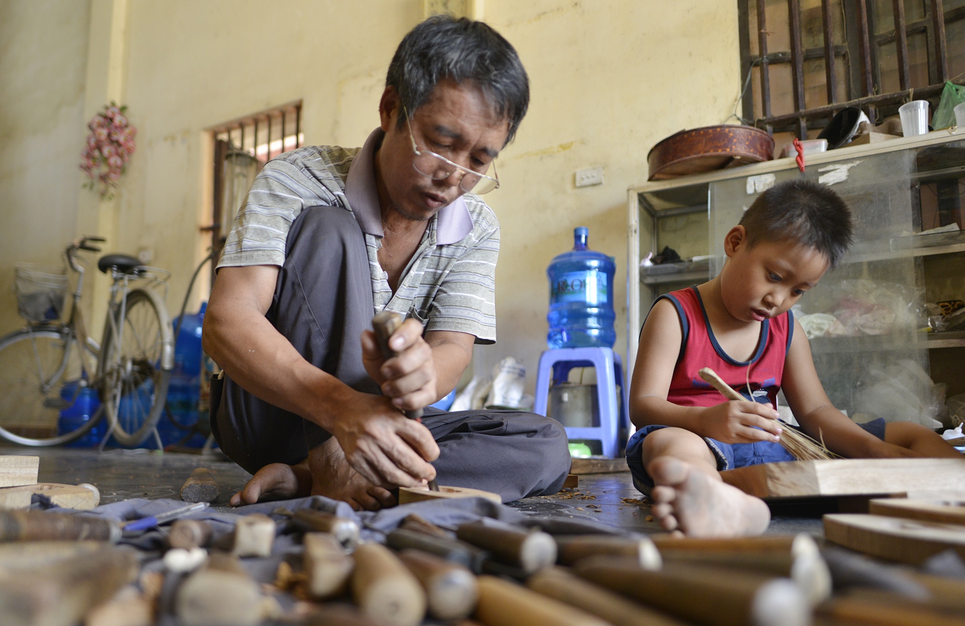 nguoi dan ong lam khuon banh trung thu anh 1