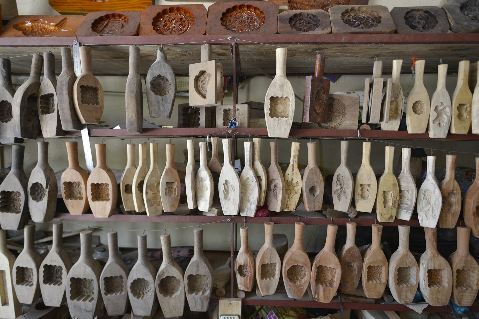 nguoi dan ong lam khuon banh trung thu anh 3