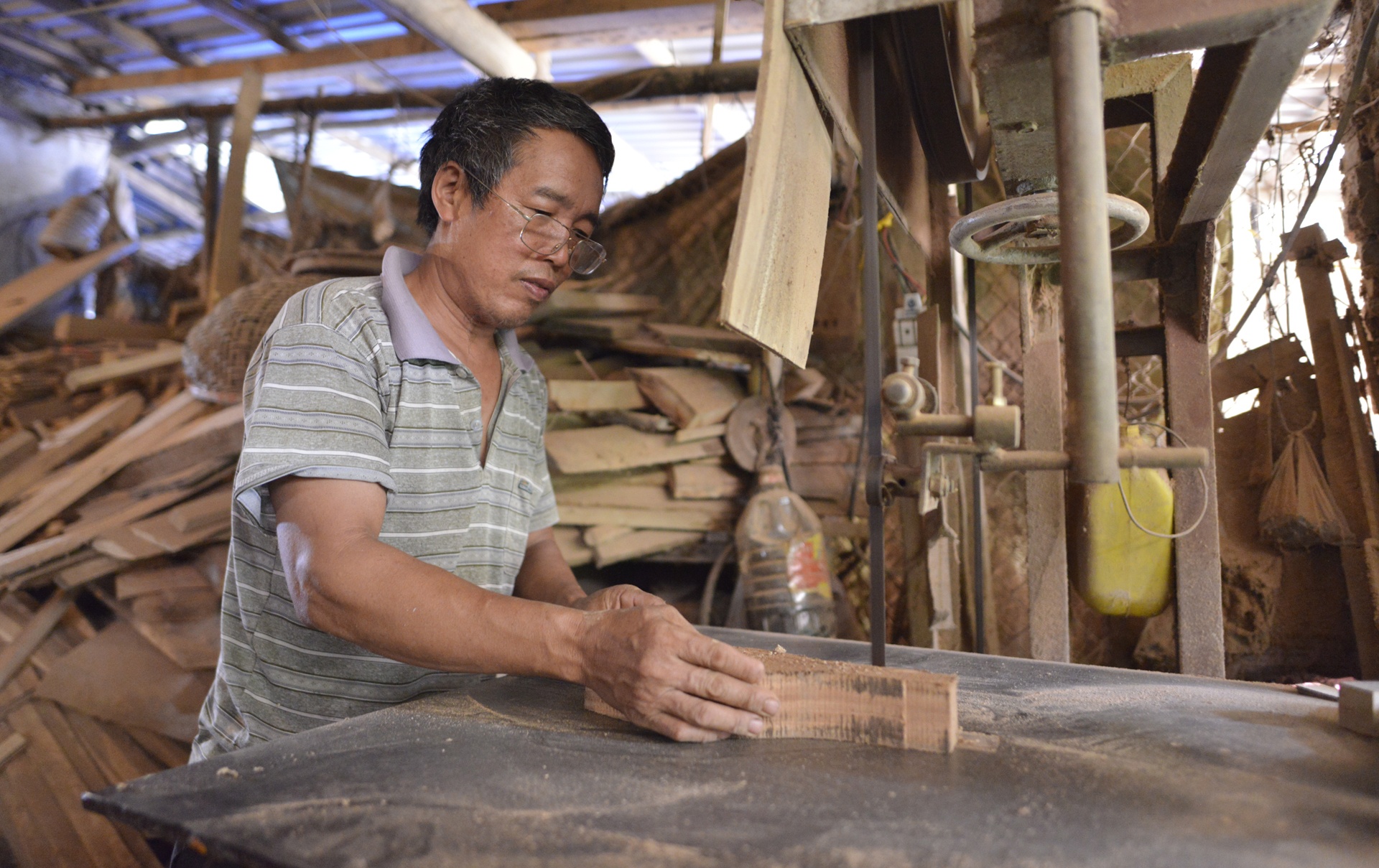 nguoi dan ong lam khuon banh trung thu anh 6