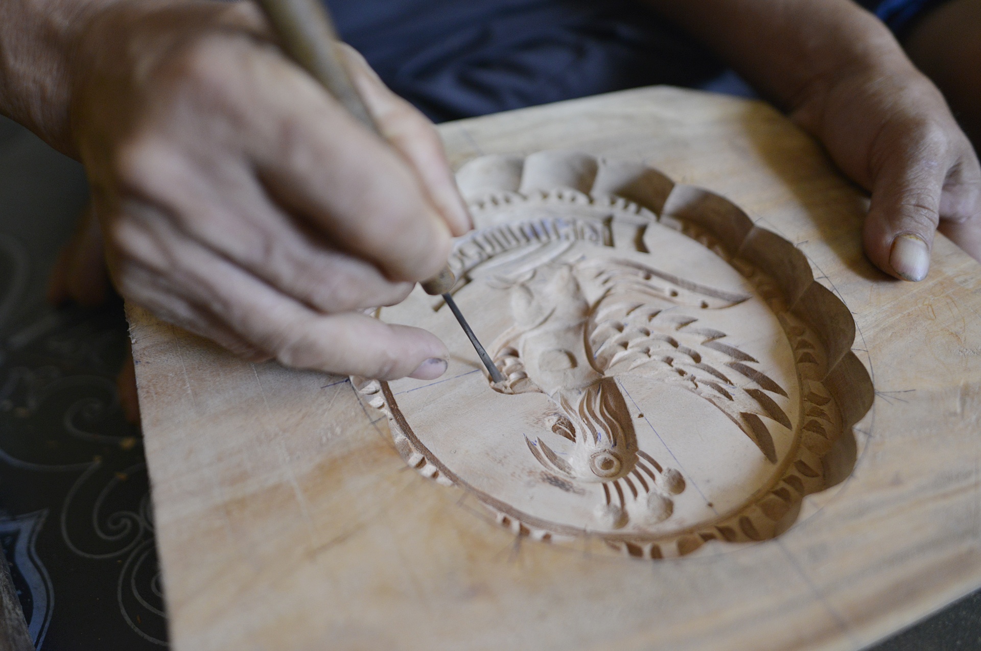 nguoi dan ong lam khuon banh trung thu anh 7