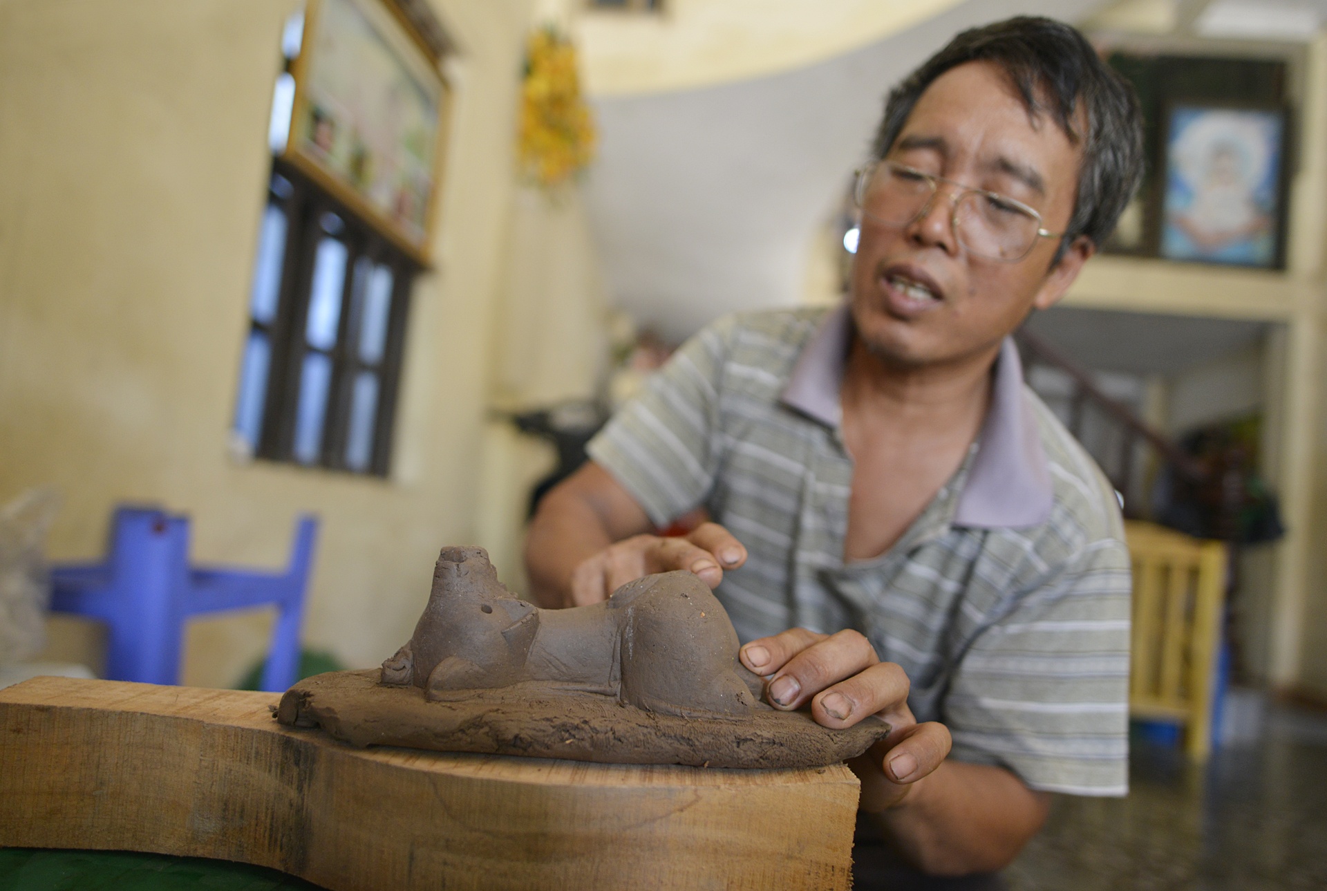 nguoi dan ong lam khuon banh trung thu anh 8