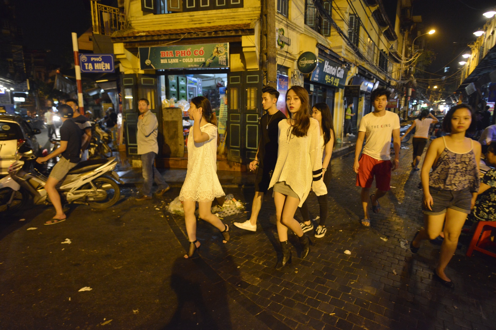 Cong an nhac nho quan bar mo cua sau 0h anh 9