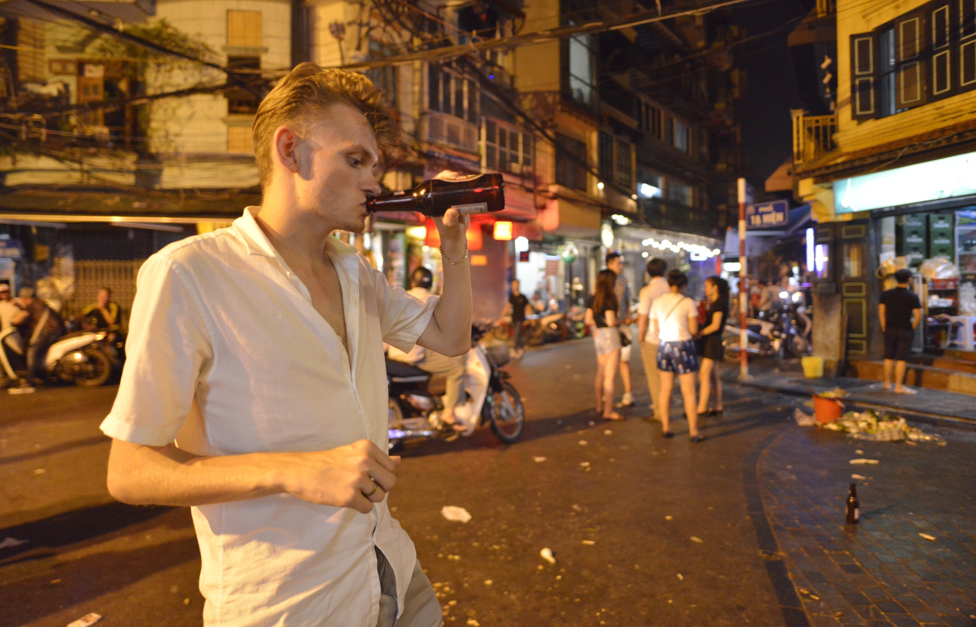 Cong an nhac nho quan bar mo cua sau 0h anh 2