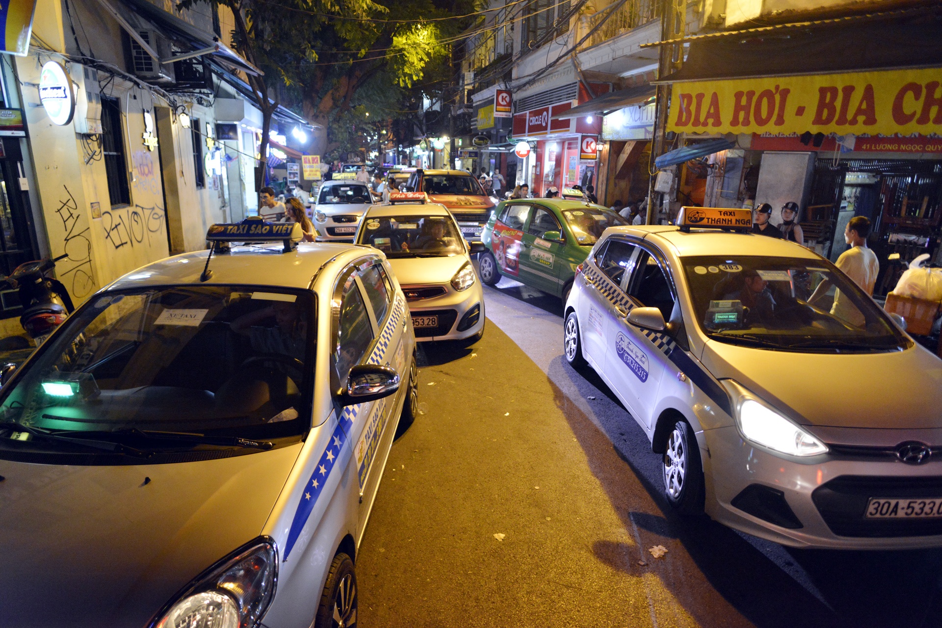 Cong an nhac nho quan bar mo cua sau 0h anh 10