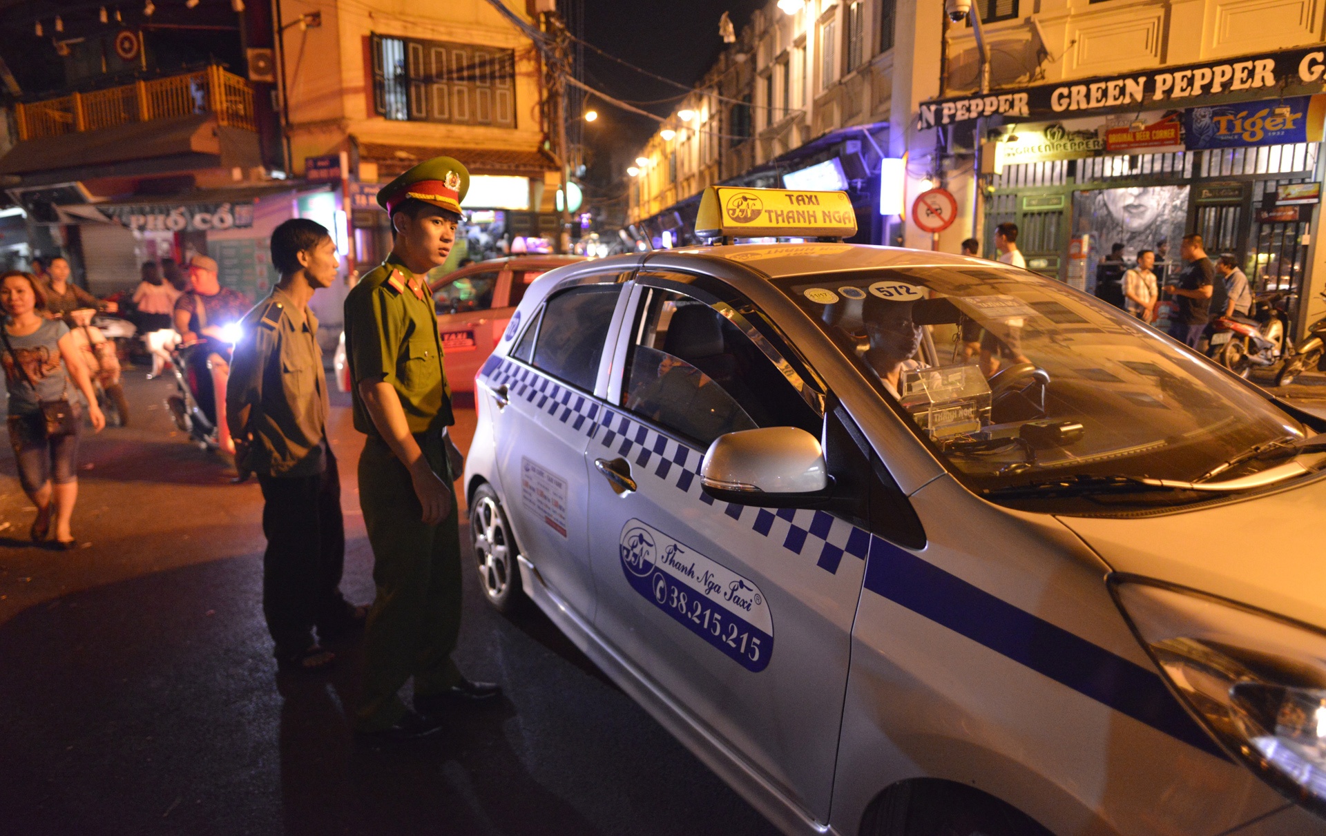 Cong an nhac nho quan bar mo cua sau 0h anh 11