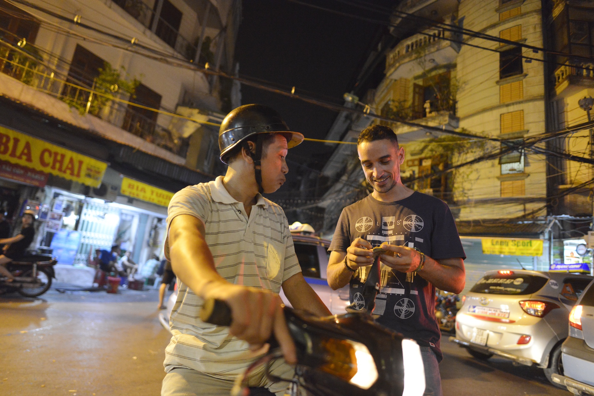 Cong an nhac nho quan bar mo cua sau 0h anh 12