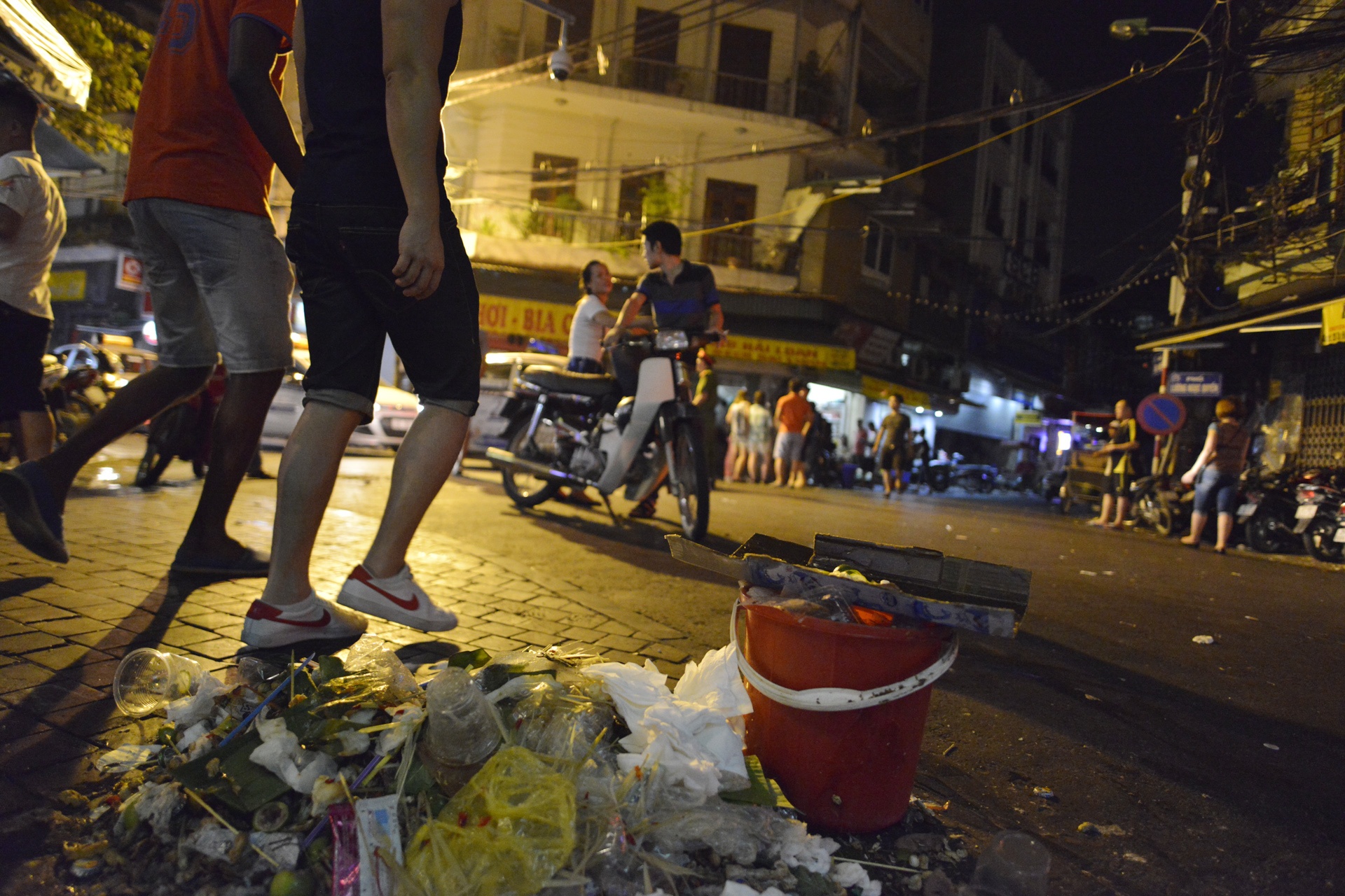 Cong an nhac nho quan bar mo cua sau 0h anh 14