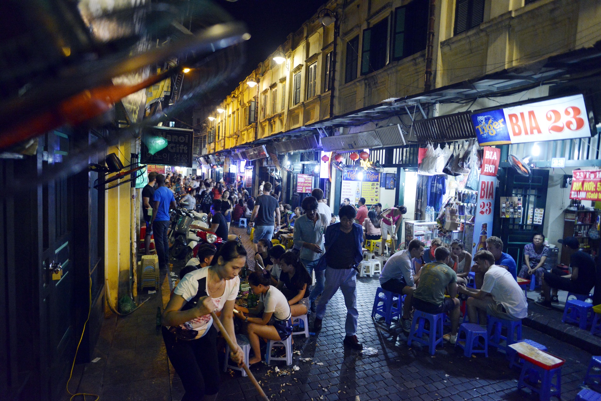 Cong an nhac nho quan bar mo cua sau 0h anh 3