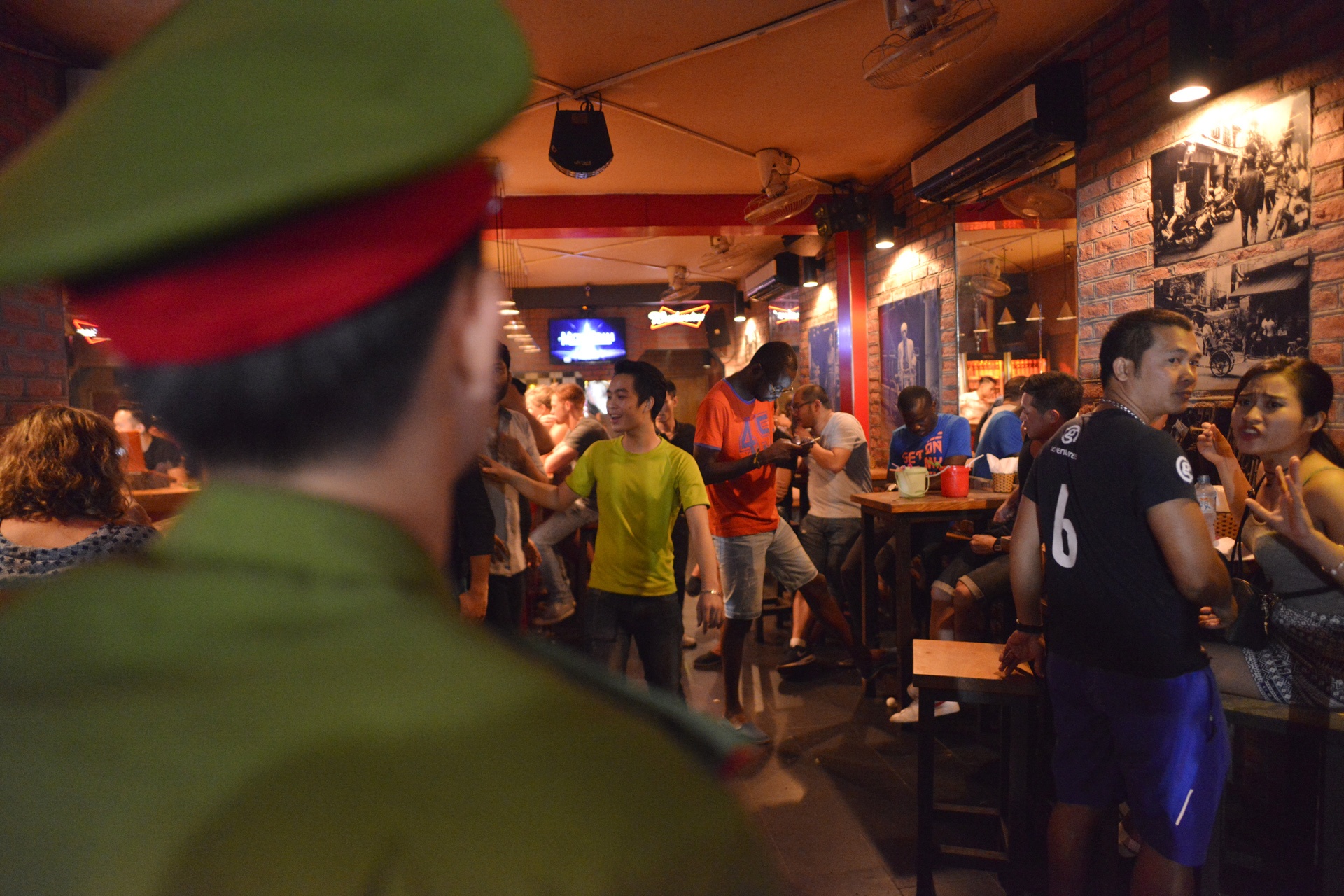 Cong an nhac nho quan bar mo cua sau 0h anh 6