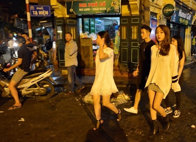 Quan xa nhao nhao don dep khi canh sat xuat hien luc 0h hinh anh