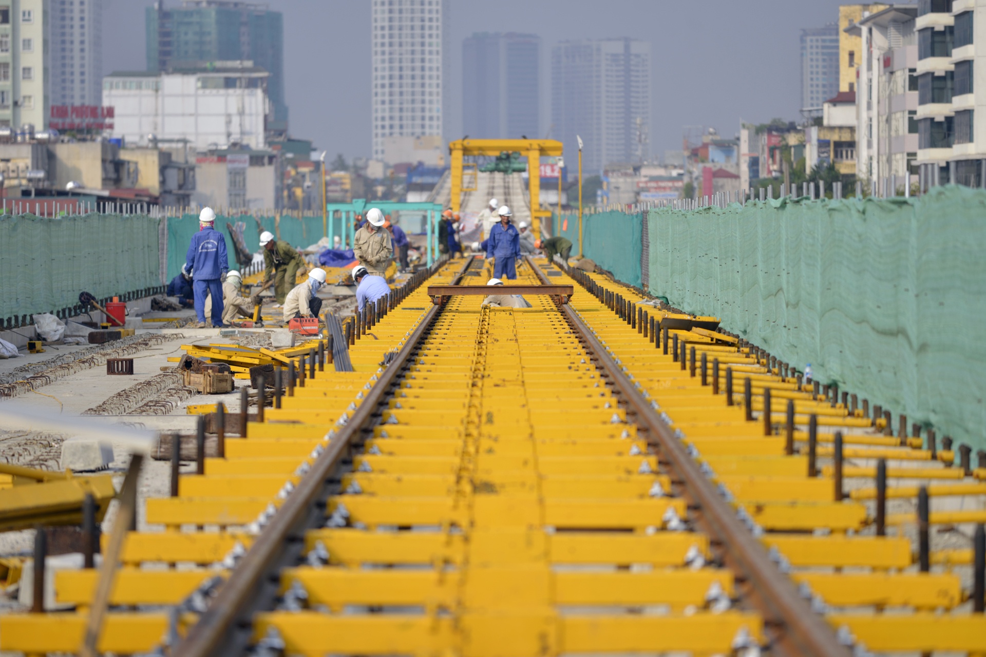 Duong ray duoc lap dat tai du an duong sat tren ca anh 1