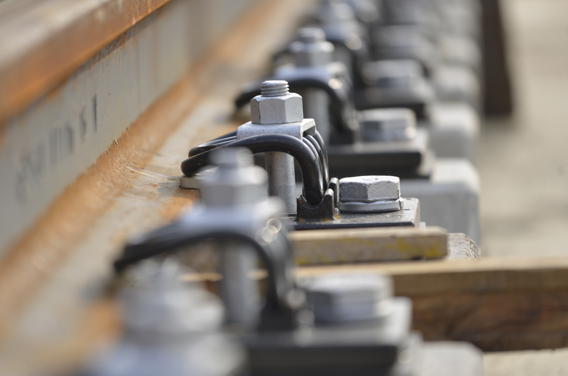 Duong ray duoc lap dat tai du an duong sat tren ca anh 3