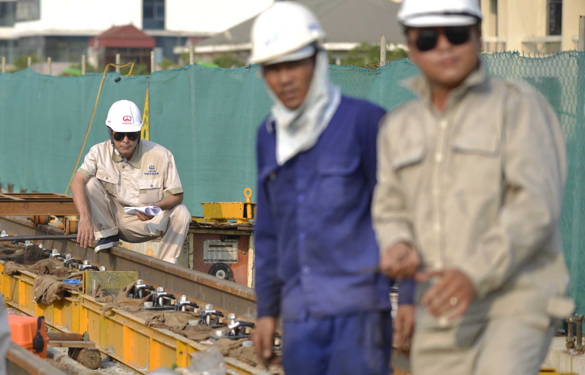 Duong ray duoc lap dat tai du an duong sat tren ca anh 4