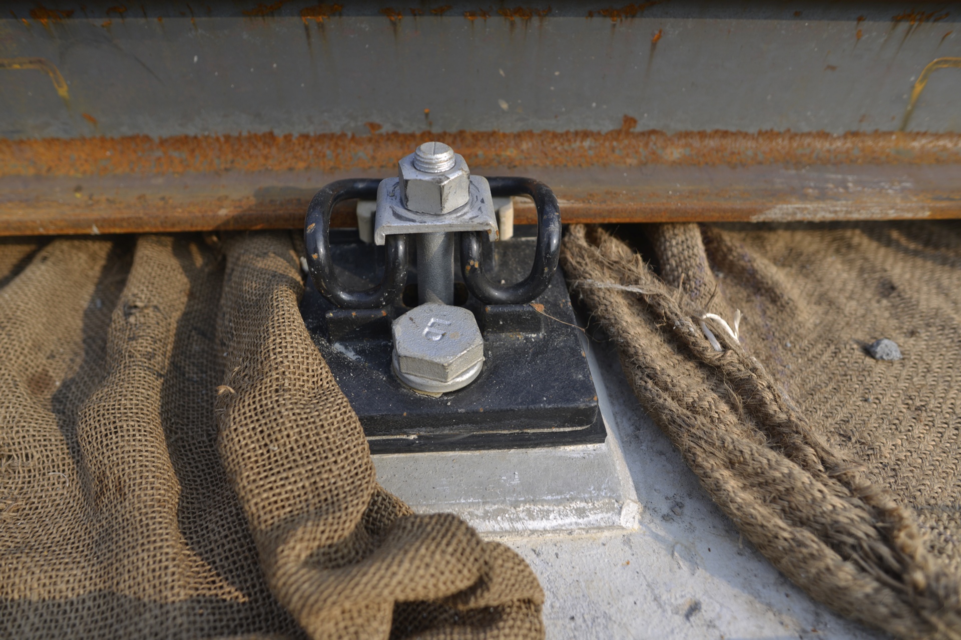 Duong ray duoc lap dat tai du an duong sat tren ca anh 5